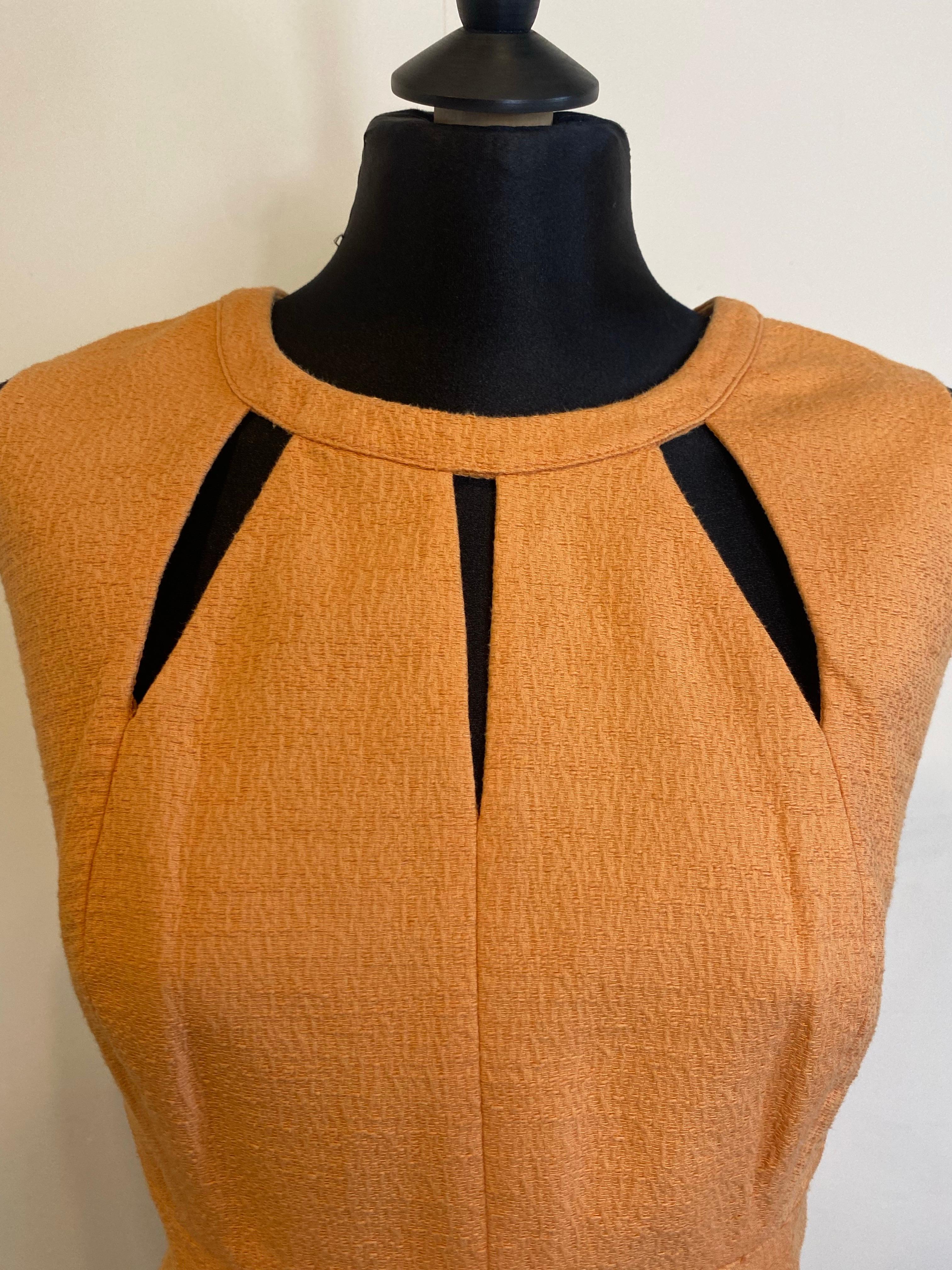 Vestido naranja Luisa Spagnoli.
Talla 46 IT.
Tejido 100% algodón
Forro 63% acetato, 37% viscosa.
Cintura 44 cm.
Largo 92 cm.
Excelente estado, presenta signos de uso normal como se muestra en las fotos.