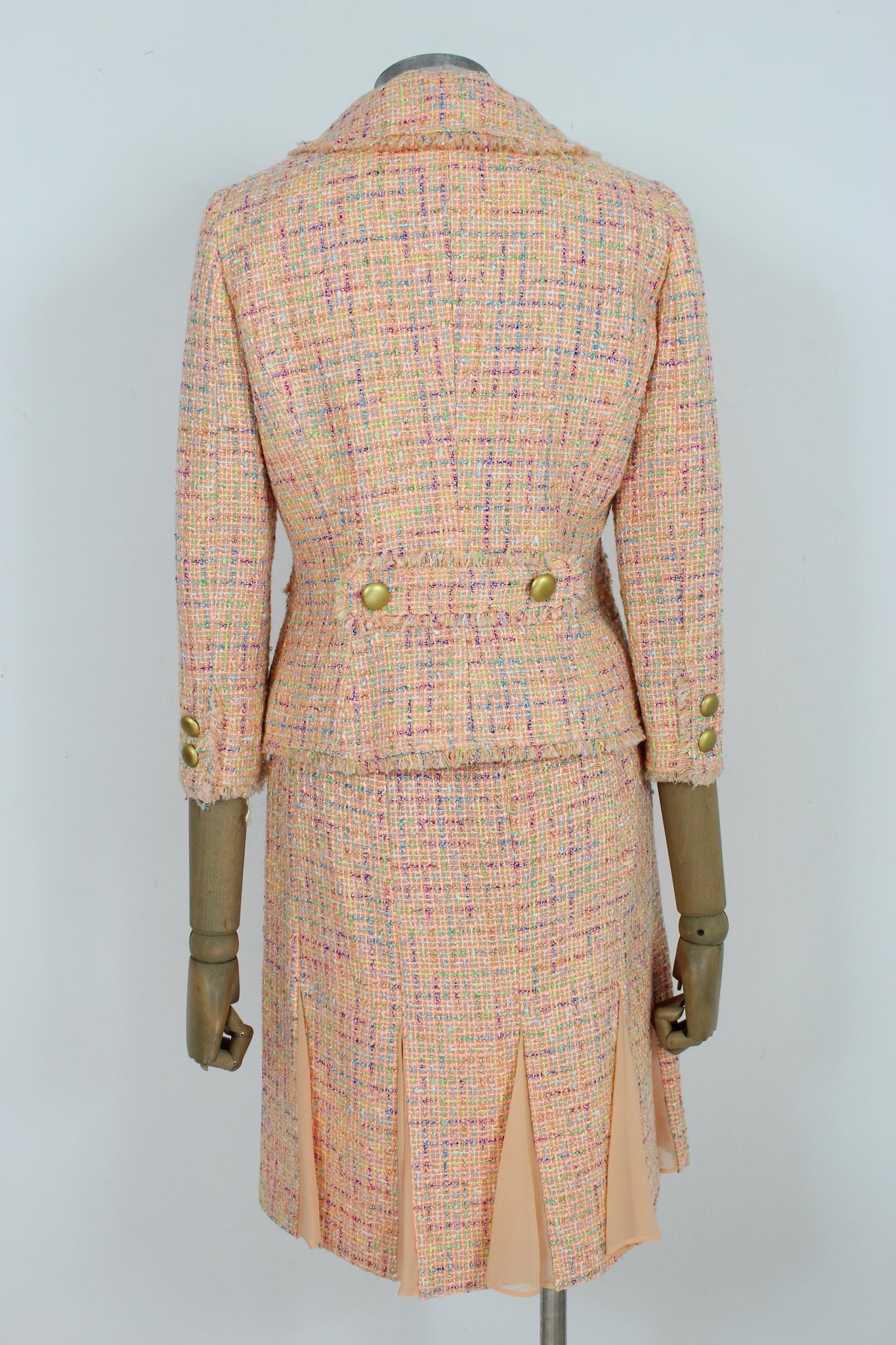Luisa Spagnoli elegant pink skirt suit 2000s. Suit with pink, blue and green boucle pattern, short flared skirt. Closure with gold-colored buttons. Fabric 50% acrylic, 22% polyester, 3% other fibers, internally lined. Made in Italy.

Size: 42 It 8