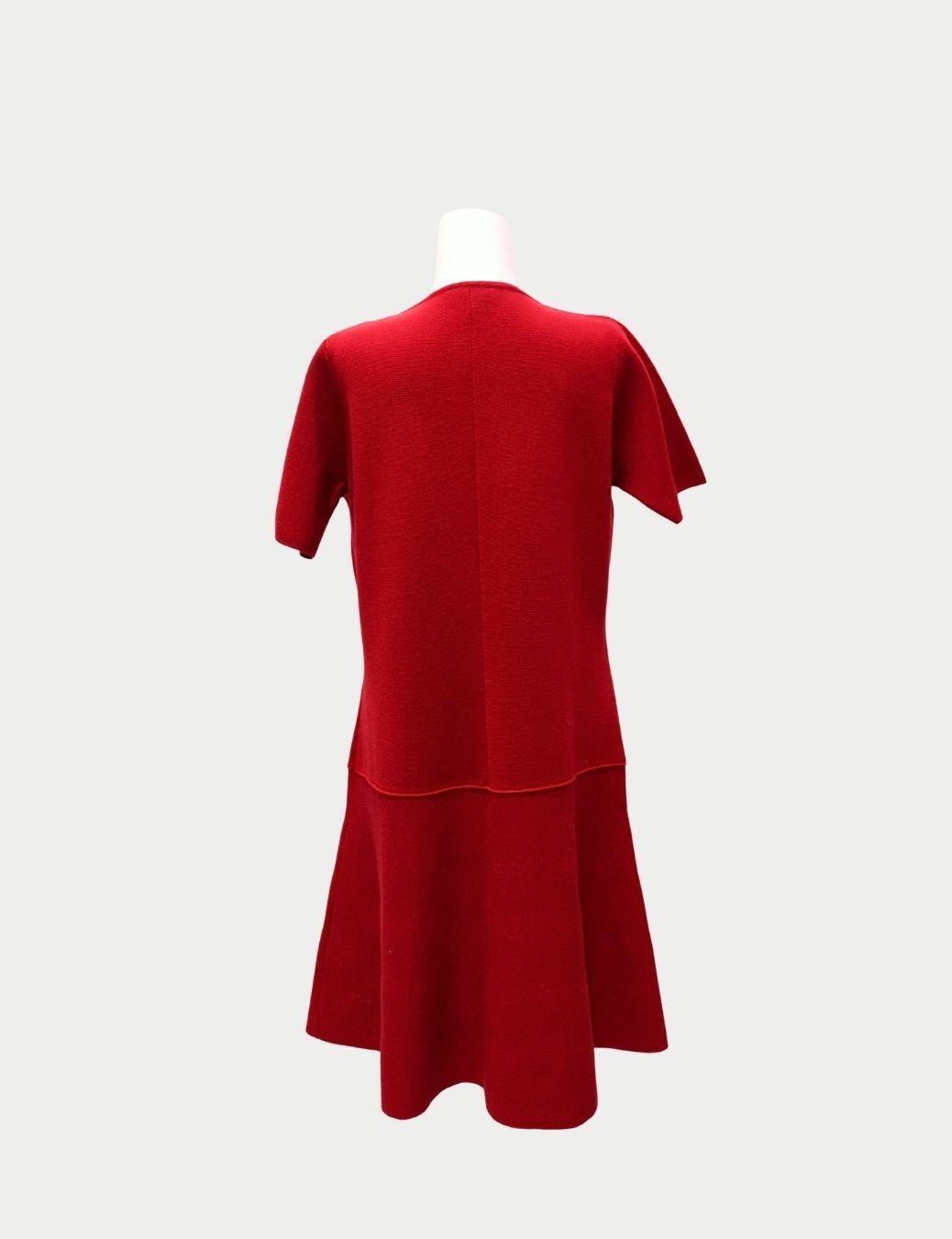 Luisa Spagnoli Red Knit Dress with Gold Zip & Pocket Detail

This elegant Luisa Spagnoli red knit dress combines classic Italian tailoring with timeless femininity. Crafted from a structured knit fabric, the dress offers a flattering silhouette with
