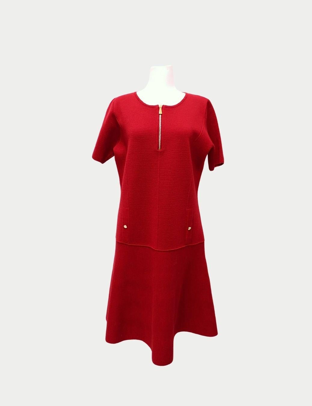Luisa Spagnoli Red Knit Dress with Gold Zip & Pocket Detail - L Excellent état - En vente à Amman, JO