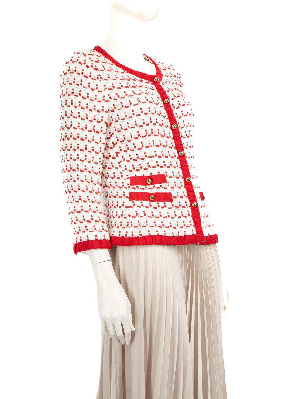 El ESTADO es Muy bueno. Se aprecia un desgaste mínimo de la americana; hay costuras sueltas en la parte interior de la axila derecha de esta prenda usada de reventa de la diseñadora Luisa Spagnoli.
 
 Detalles
 
 
 Multicolor - blanco y rojo
 
