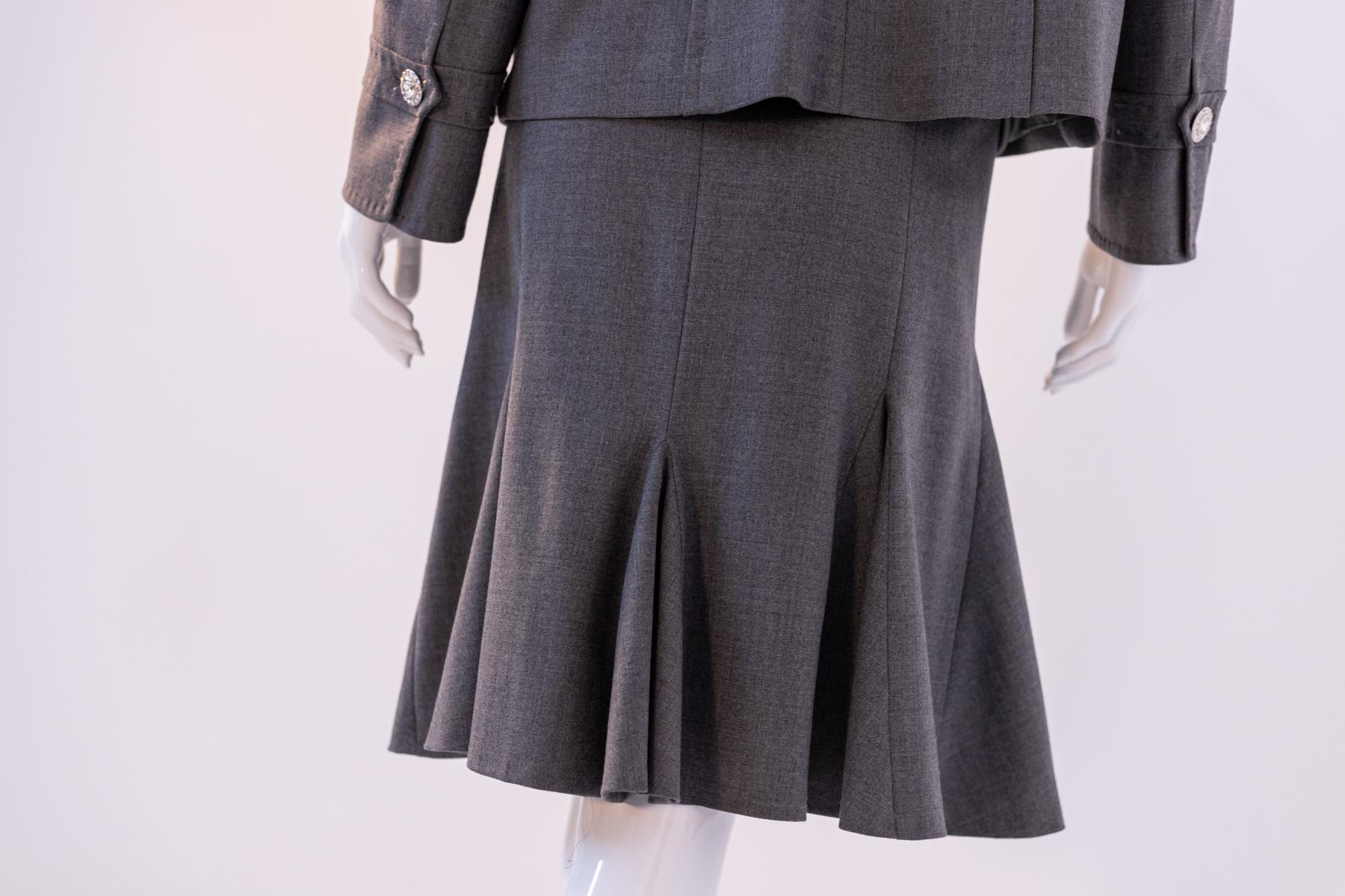 Luisa Spagnoli Vintage Chic Grey Wool Skirt Suit In Good Condition For Sale In Milano, IT