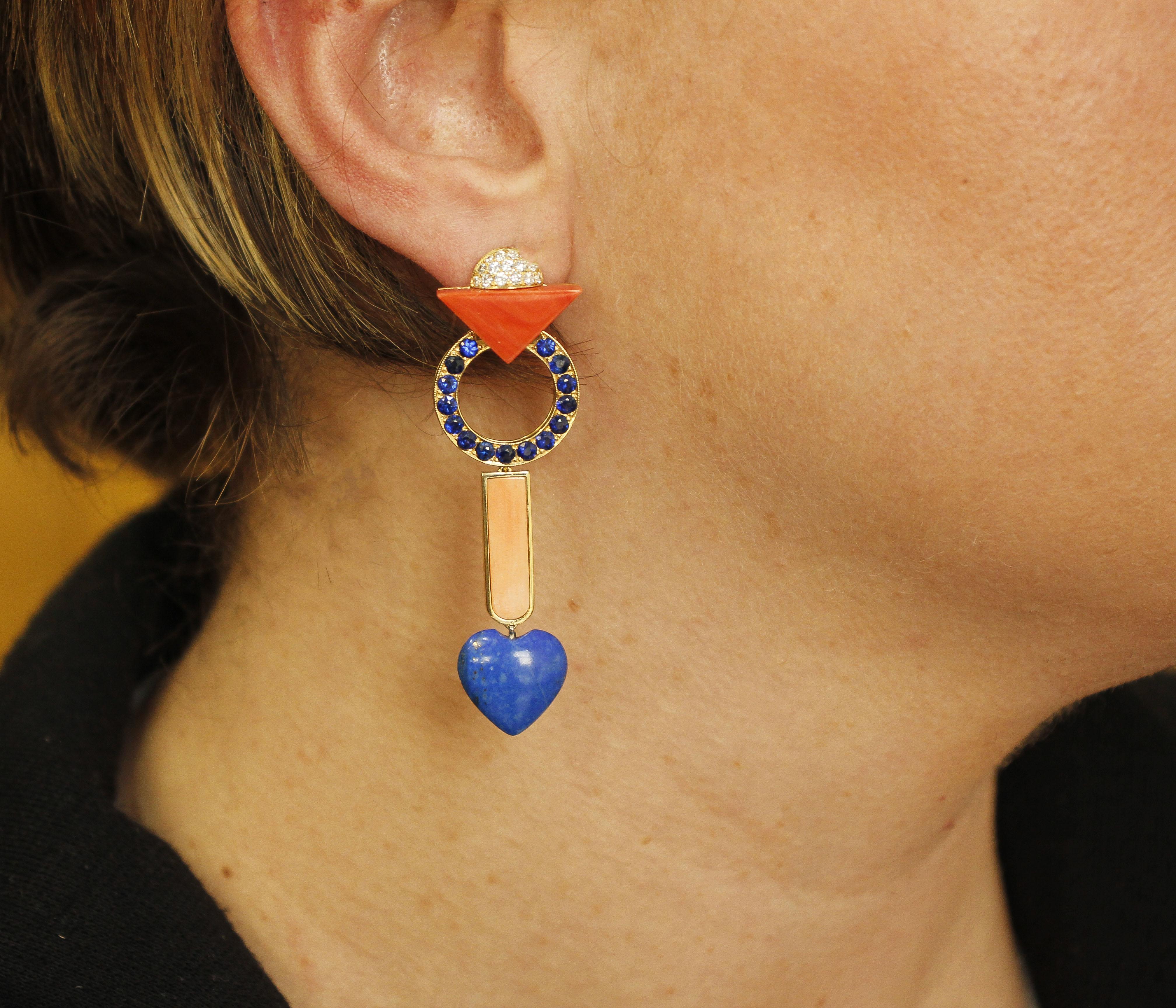 Ohrringe aus 18 Karat Roségold mit Diamanten, roter Koralle, blauem Lapis, blauen Saphiren und blauen Saphiren im Angebot 1