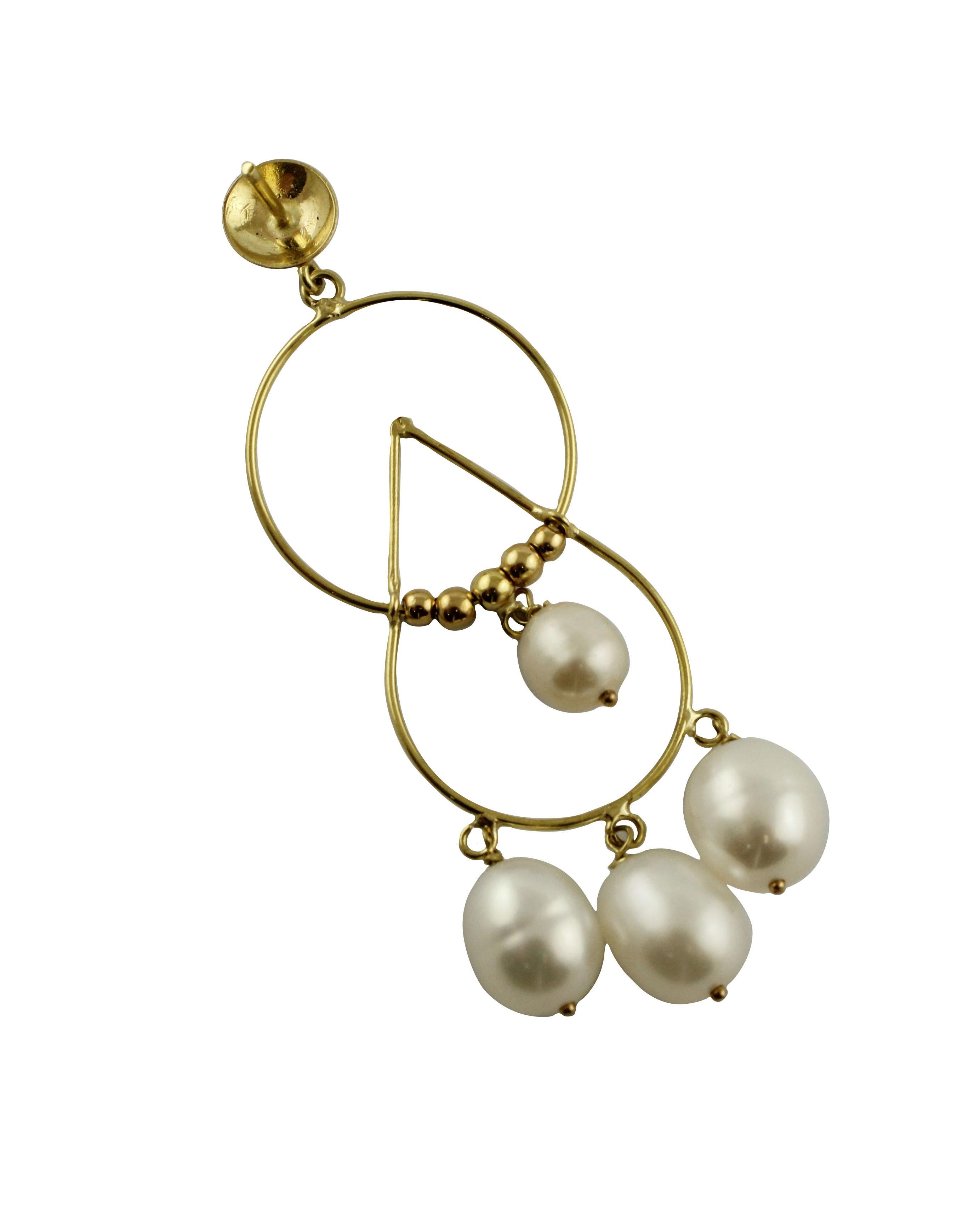 Rétro Boucles d'oreilles pendantes avec gouttes en or jaune 18Kt et perles blanches en vente