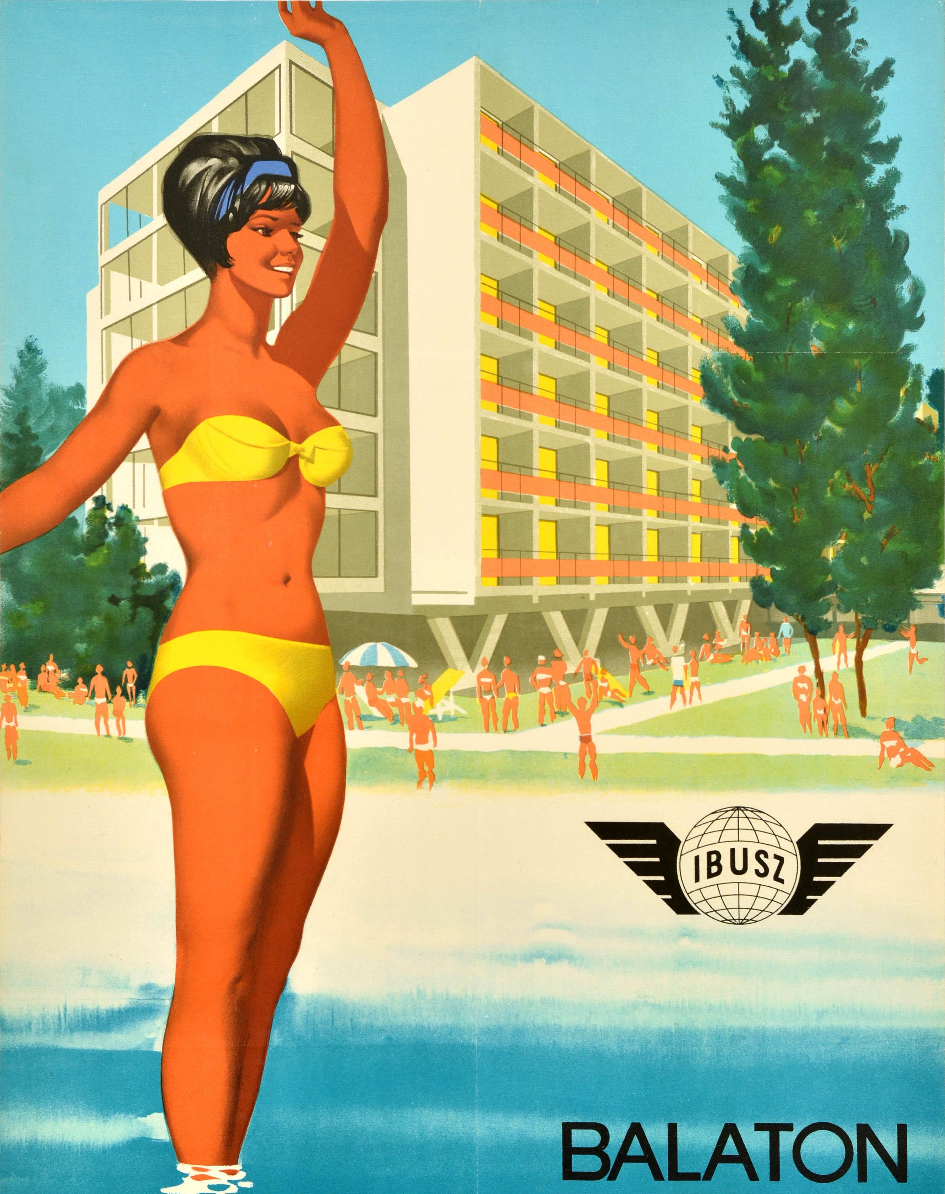 Originales Vintage-Reiseplakat für den Ferienort Balaton The New Holiday Paradise / Balaton Det Nya Semesterparadiset mit einer farbenfrohen Illustration einer lächelnden Dame im gelben Bikini-Badeanzug, die im Wasser steht, während sich die
