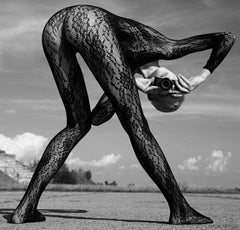 "Capture" fotografia in bianco e nero 32" x 24" in Ed of 5 di Lukas Dvorak