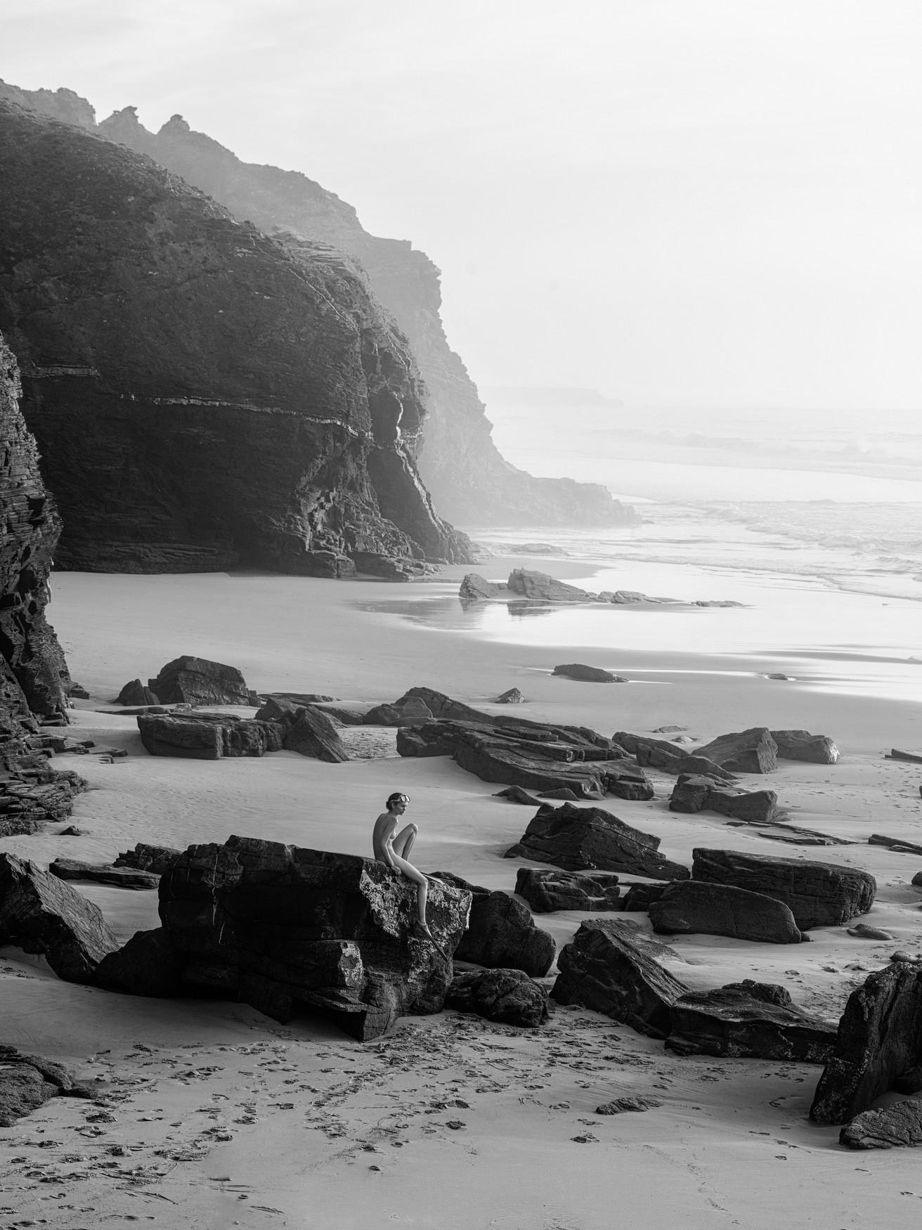 "Tuffatore in un paradiso perduto" Fotografia 39 x 29,5 in Edizione di 4 di Lukas Dvorak

39" x 29,5" pollici 
Stampa a pigmenti su carta Epson Fine ART
2016

Navi arrotolate in un tubo 

SULL'ARTISTA
Lukas Dvorak è un fotografo ceco nato a Praga