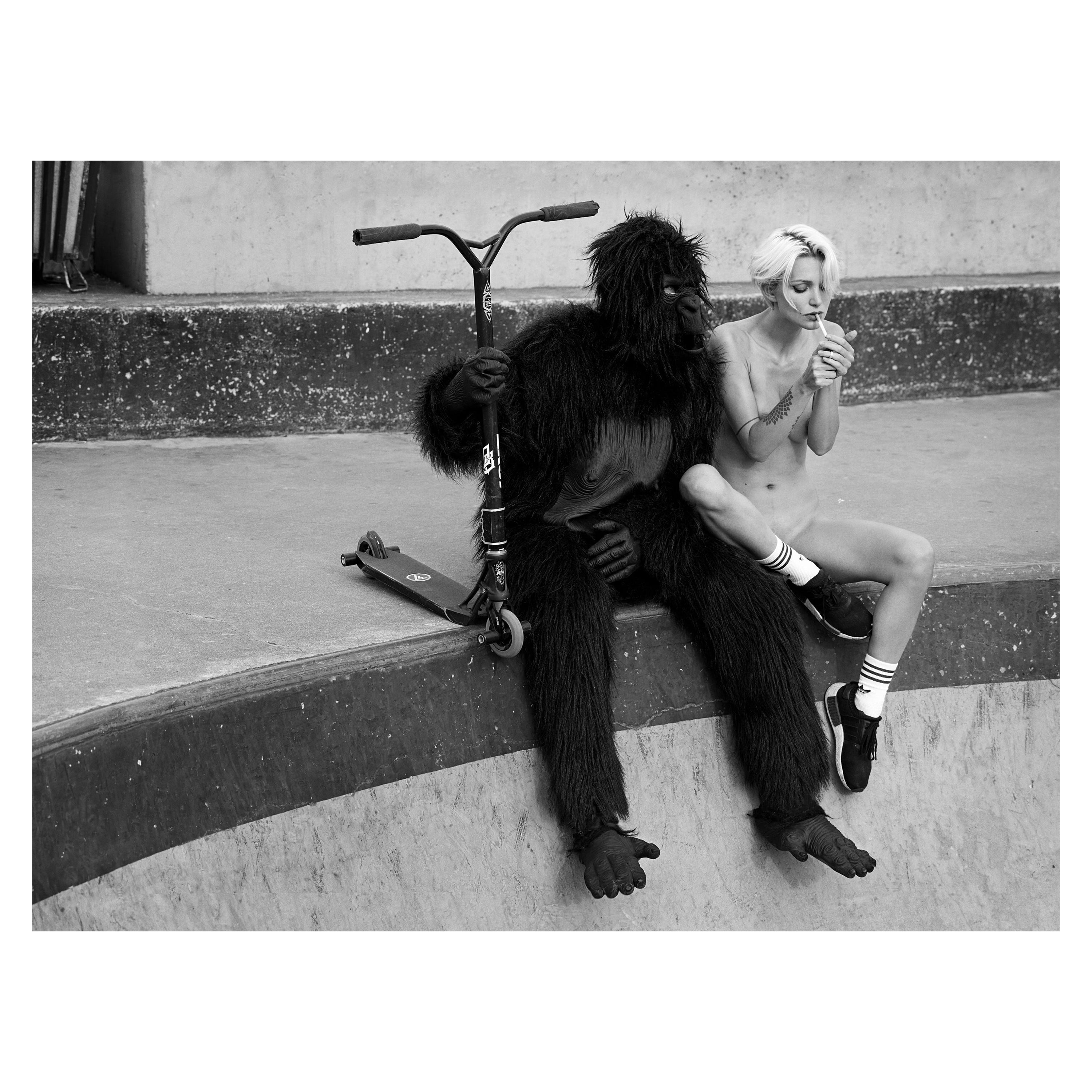 "Eva und Gorilla" Fotografie 24" x 32" Zoll Ed. of 7 von Lukas Dvorak

Das Foto ist auf der Rückseite signiert.
Das Druckmotiv ist etwas kleiner als die Gesamtgröße. Das Motiv ist von einem weißen Streifen umrandet.
Gedruckt auf archivtauglichem