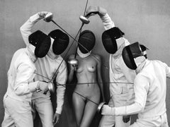 "Esgrimistas 4" Fotografía de desnudo 24" x 32" pulgadas  Edición 2/7 de Lukas Dvorak