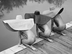 „Hat Contest“ Aktfotografie 47" x 35" Zoll Auflage von 3 Stück von Lukas Dvorak