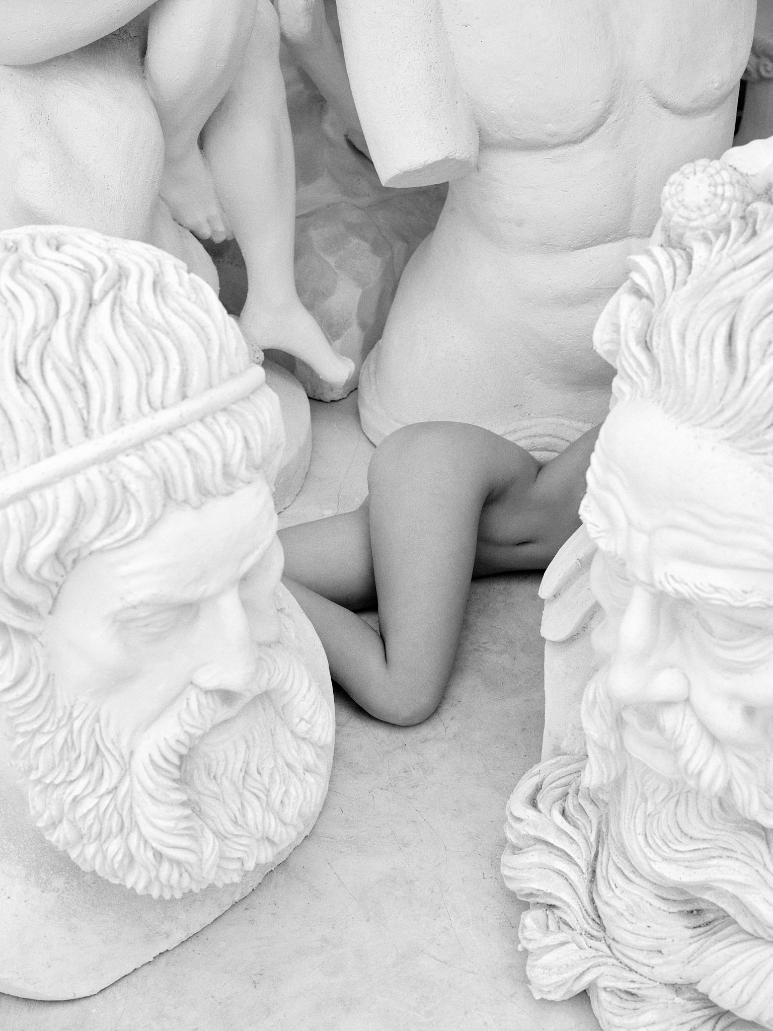 "La Pace Tre Le Statue" Fotografie 32" x 24" in Ed. of 5 von Lukas Dvorak