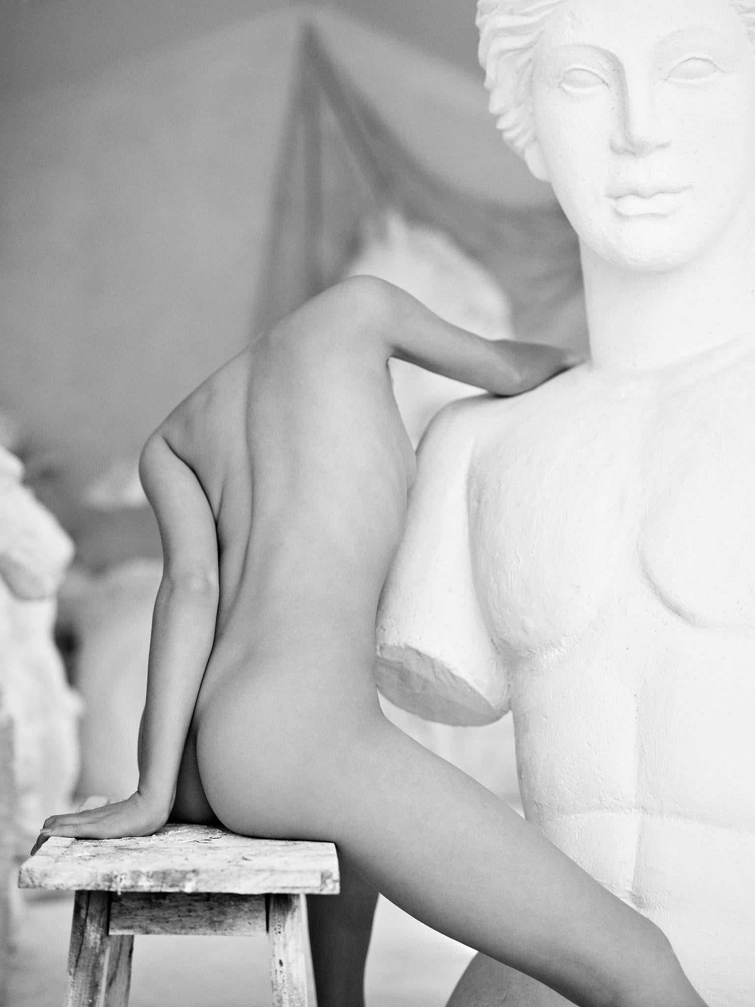 "La Pace Tre Le Statue Pt.2" Photographie 47" x 35" en Ed. de 3 par Lukas Dvorak