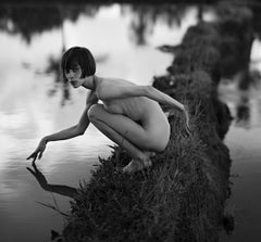 „Lakeborn“ – Aktfotografie in Schwarz-Weiß, 119 x 89 cm, Auflage: 3, von Lukas Dvorak