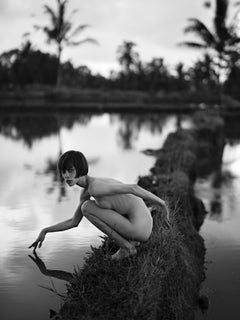 „Lakeborn“ – Aktfotografie in Schwarz-Weiß, 119 x 89 cm, Auflage: 3, von Lukas Dvorak