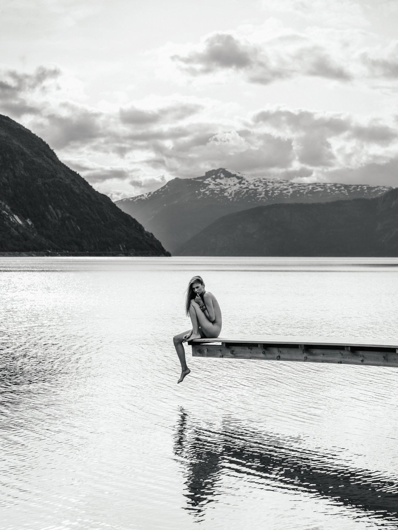 "Over the Fjords" Schwarz-Weiß-Fotografie 47 x 35 in Ed. 2/3 von Lukas Dvorak