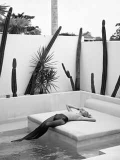 "Pools and Cigarettes" Photographie de 31,5" x 24" pouces Édition de 5 par Lukas Dvorak