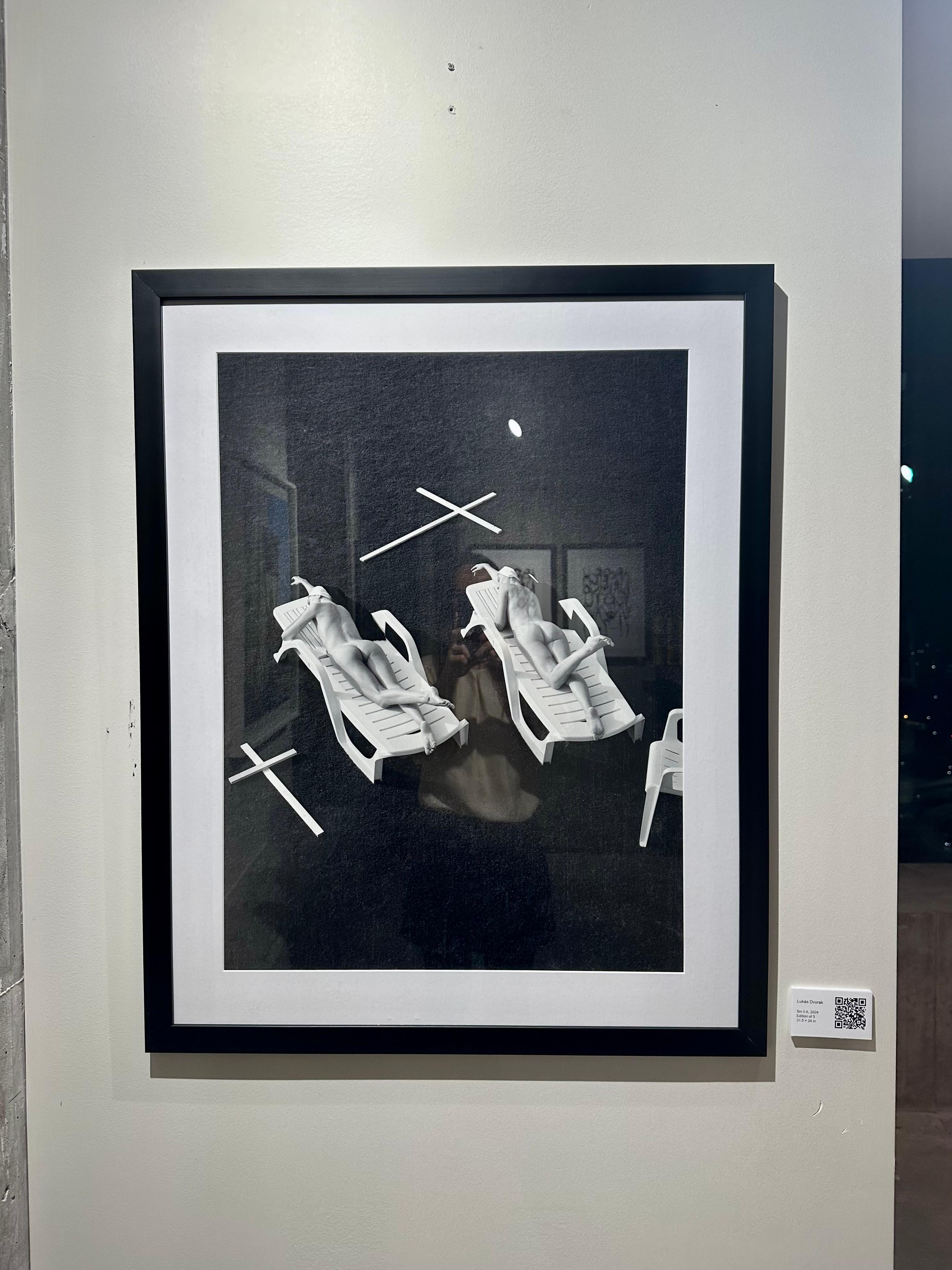 „Sin 2 A“ Schwarz-Weiß-Fotografie 47 x 35 in Ed. of 3 von Lukas Dvorak im Angebot 1