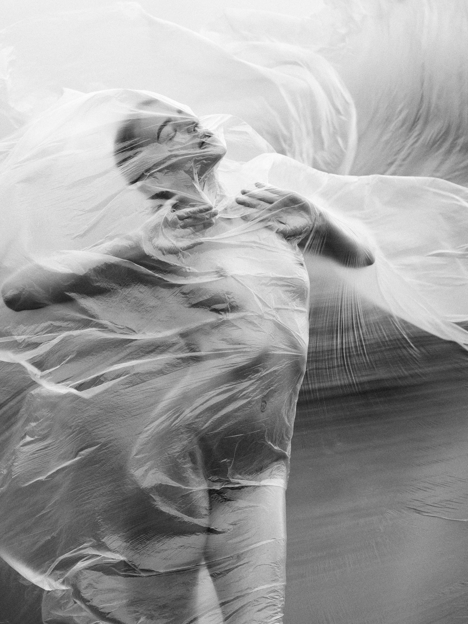 «Soft Presence», fotografía en blanco y negro de 47" x 35", en una edición de 3 ejemplares, de Lukas Dvorak