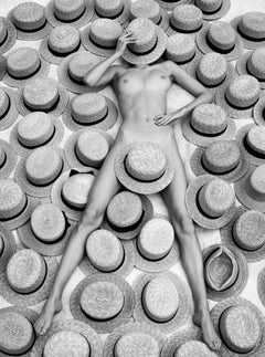 Fotografia "I Met a Girl Wearing Hats" 47 "x35" in edizione di 5 di Lukas Dvorak