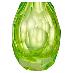 Lukáš Jabůrek Vase aus mundgeblasenem, handgeschliffenem Uran-Kristallglas - Citrin