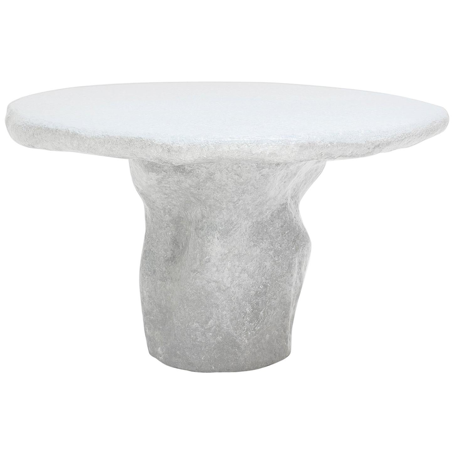 Lukas Saint-Joigny, Tavolo da pranzo rotondo contemporaneo, 2020, Resina grigio chiaro in vendita