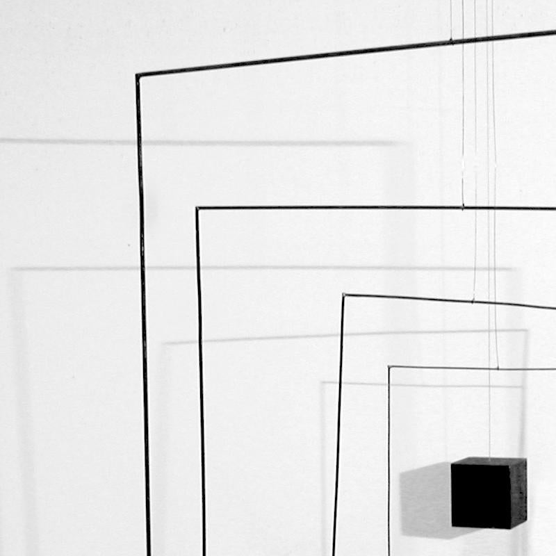 Le travail de Lukas Ulmi dévoile la beauté cachée des formes en prenant des pierres, des formes apparemment statiques, des objets incomplets ou dénués de sens et en les transformant en authentiques sculptures où apesanteur, mouvement et poésie