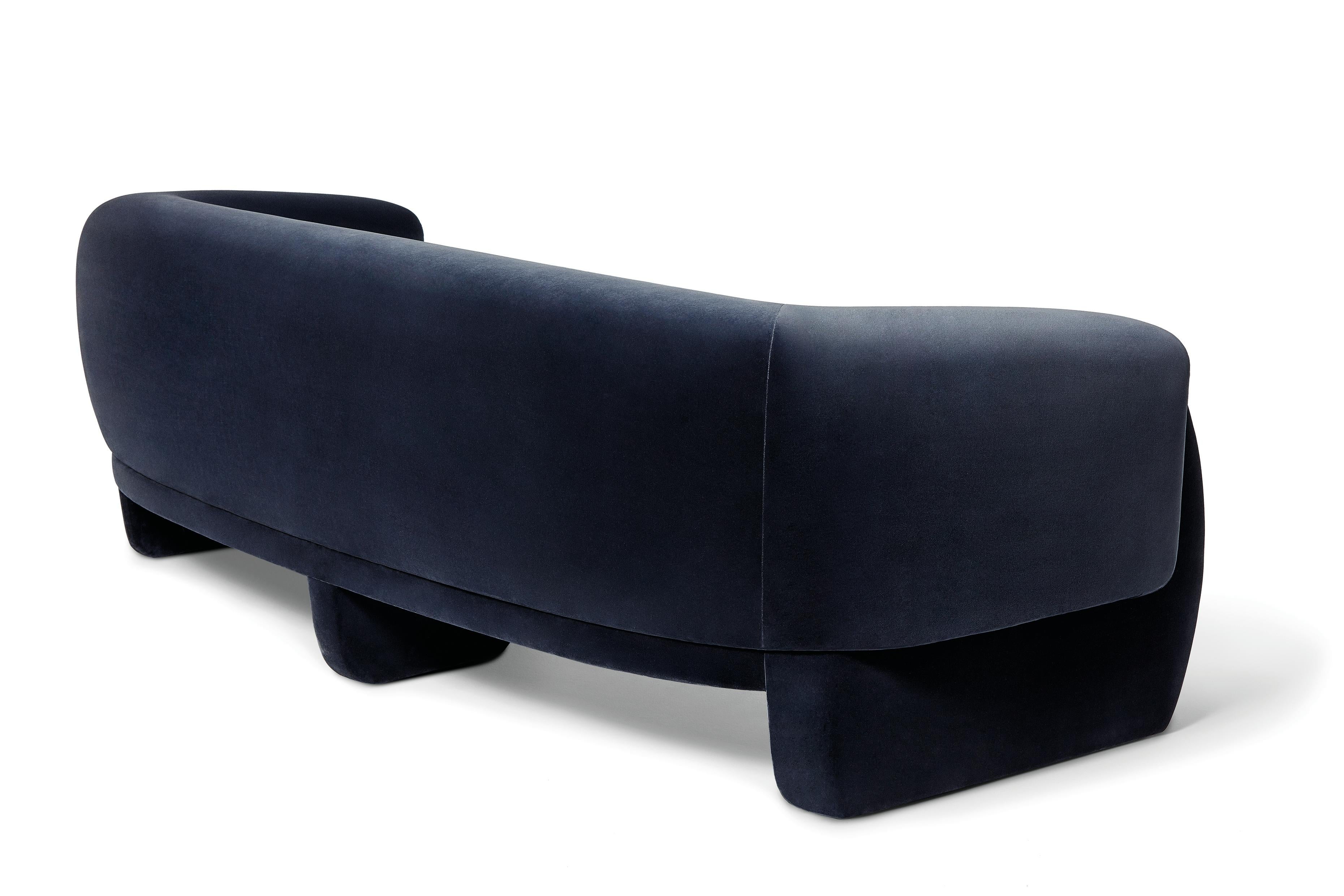 Sofa Luke 240 de Munna
Dimensions : D 110 x L 240 x H 82 cm. SH : 47 cm.
MATERIAL : Bois, mousse et rembourrage.
Finition : Velours de coton, ref. Bleu gris, CV07.

Disponible dans tous les tissus Munna, à l'exception de la soie sauvage. Disponible