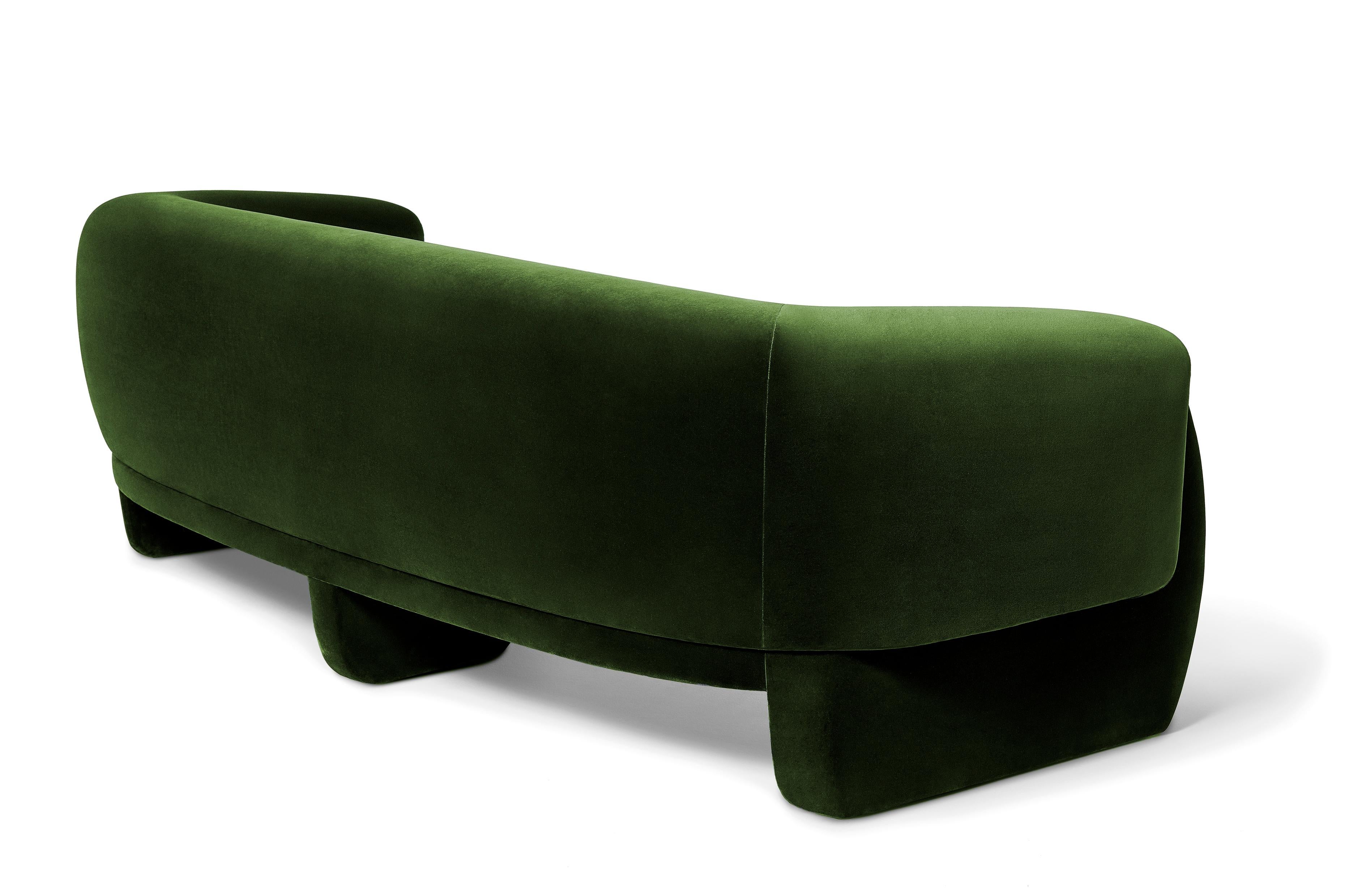 Sofa Luke 240 de Munna
Dimensions : D 110 x L 240 x H 82 cm. SH : 47 cm.
MATERIAL : Bois, mousse et rembourrage.
Finition : Velours de coton.

Disponible dans tous les tissus Munna, à l'exception de la soie sauvage. Disponible dans le matériau