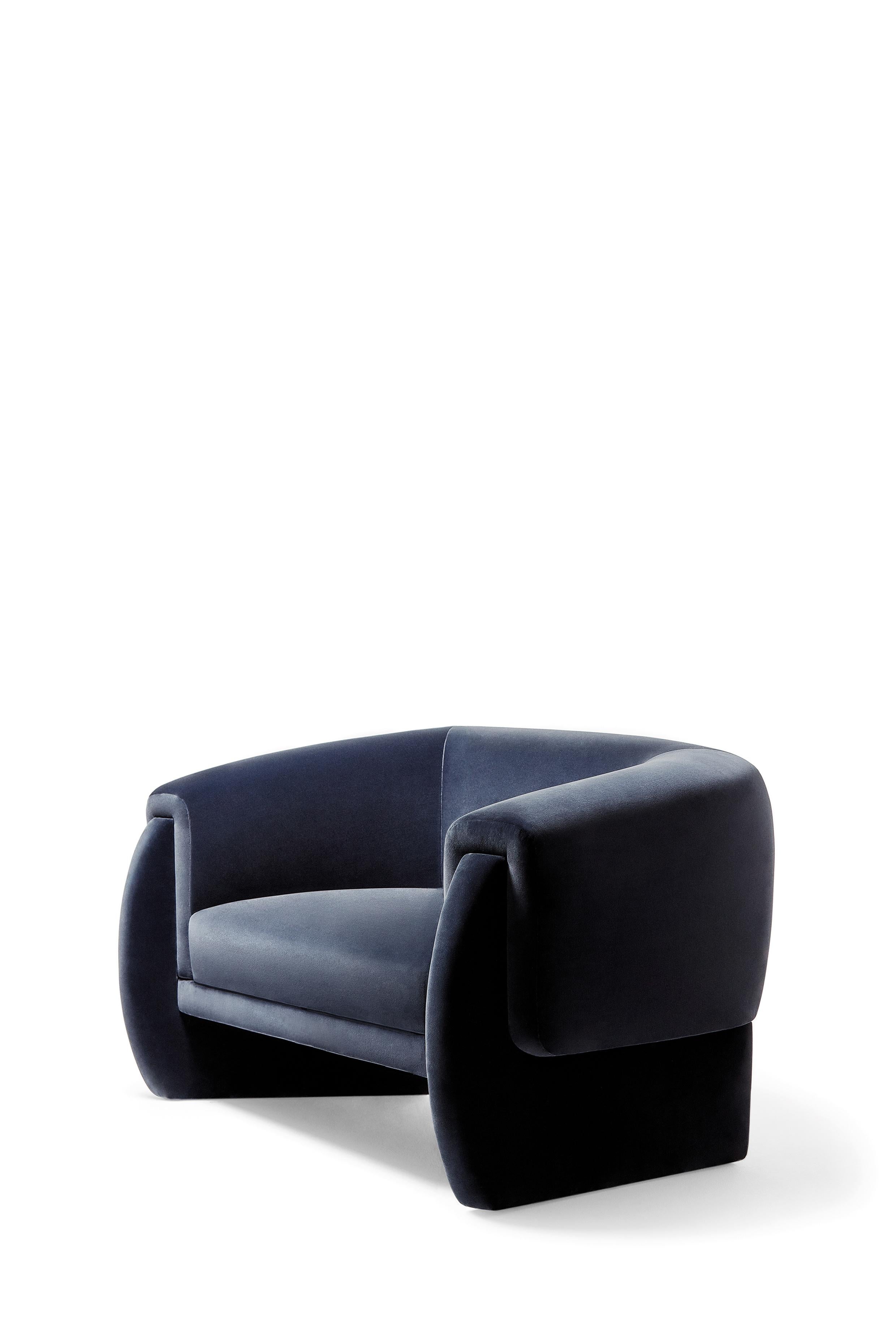 Poltrona Luke di Munna
Dimensioni: P 106 x L 116 x H 80 cm. SH: 47 cm.
Materiali: Wood, schiuma e imbottitura.
Finitura: Velluto di cotone.

Disponibile in tutti i tessuti Munna, ad eccezione della seta selvatica. Disponibile nel materiale scelto