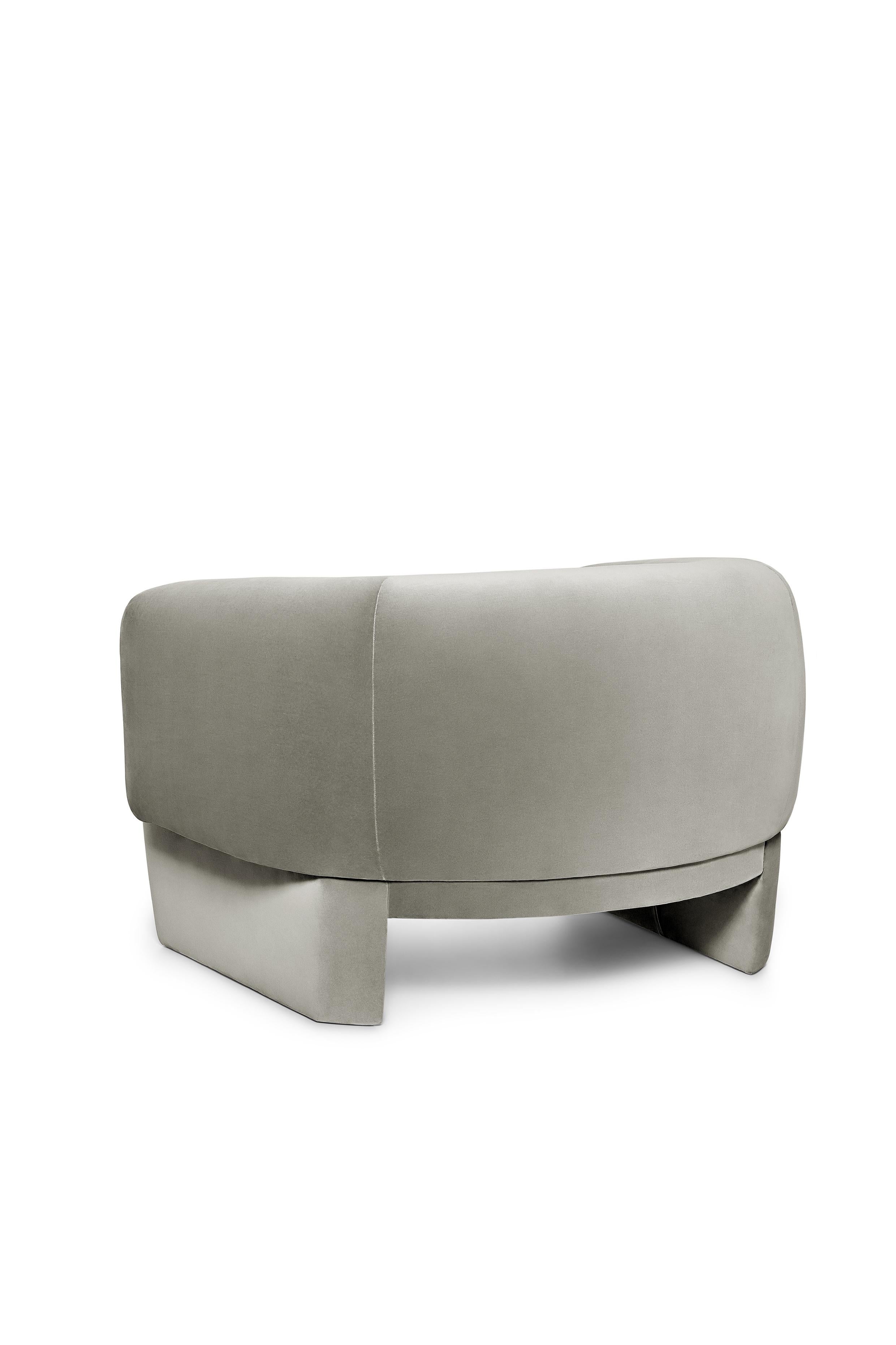 Poltrona Luke di Munna
Dimensioni: P 106 x L 116 x H 80 cm. SH: 47 cm.
Materiali: Wood, schiuma e imbottitura.
Finitura: Velluto di cotone.

Disponibile in tutti i tessuti Munna, ad eccezione della seta selvatica. Disponibile nel materiale scelto