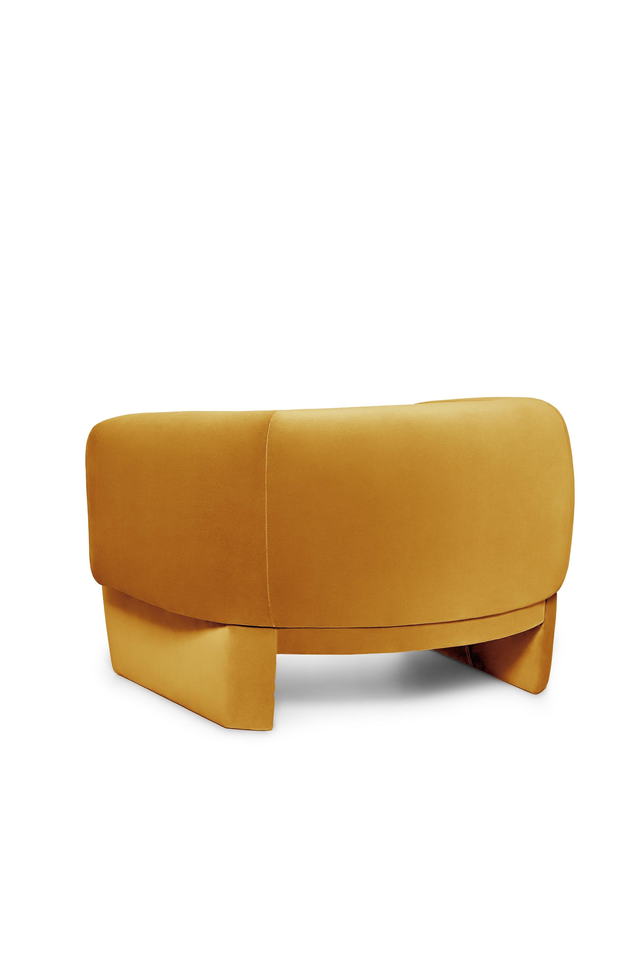 Poltrona Luke di Munna
Dimensioni: P 106 x L 116 x H 80 cm. SH: 47 cm.
Materiali: Wood, schiuma e imbottitura.
Finitura: Velluto di cotone.

Disponibile in tutti i tessuti Munna, ad eccezione della seta selvatica. Disponibile nel materiale scelto