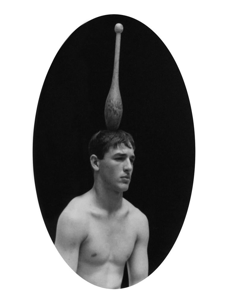 Luke Smalley Portrait Photograph – Indianerclub Porträt III