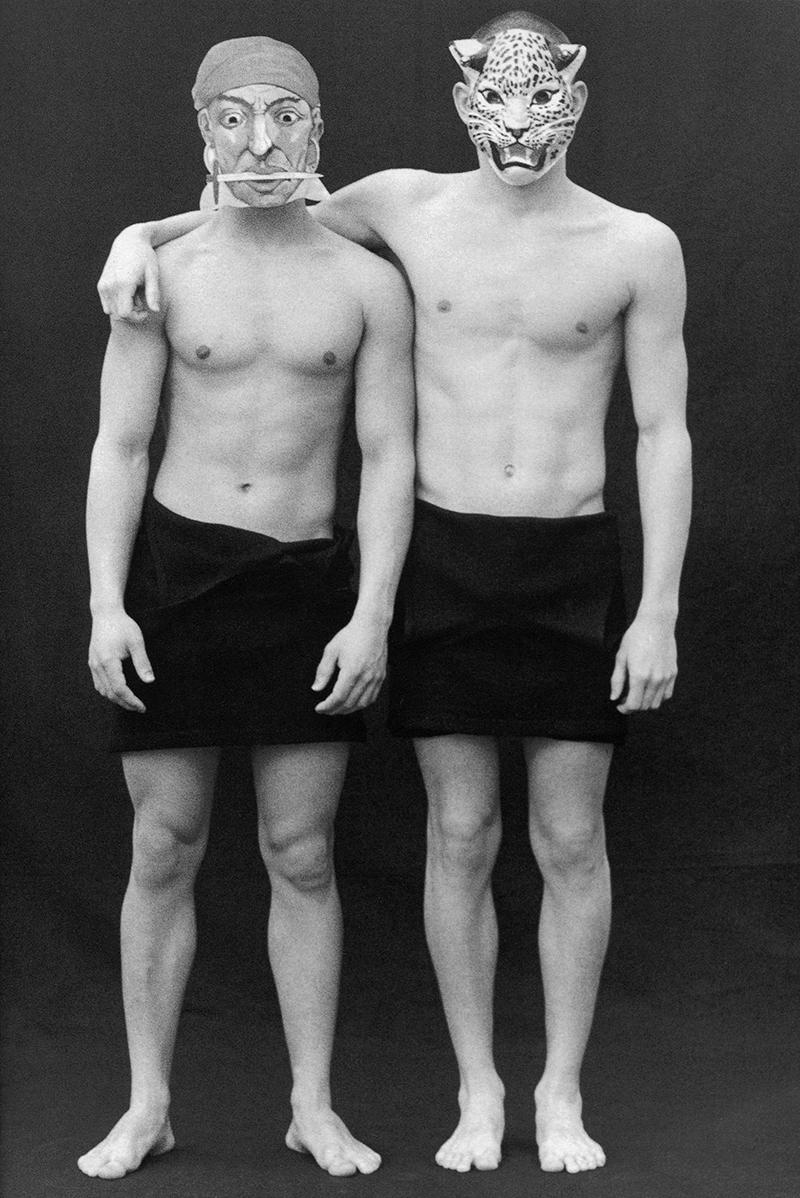 Luke Smalley Black and White Photograph – Swimmern mit Masken