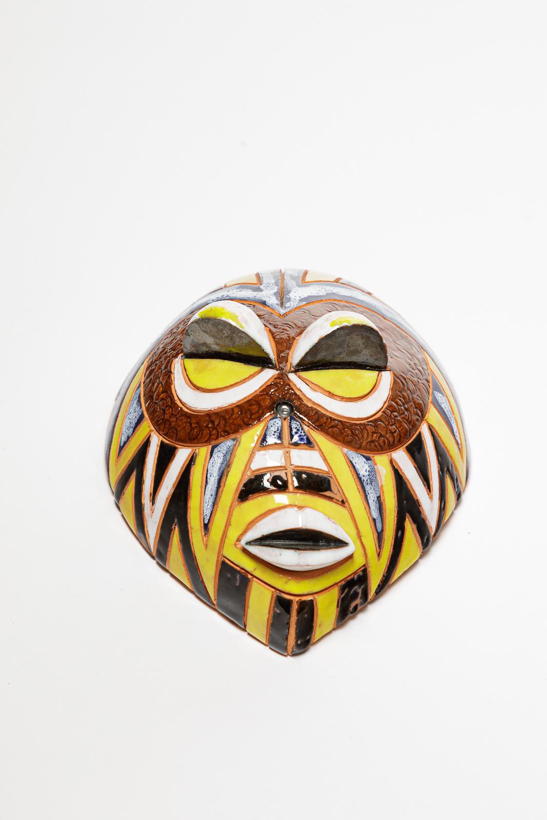 Lukia

Modern african decorative wall ceramic mask

Original ceramic glazes colors

Original perfect condition

Signed and dated 2007

Height 21 cm
Large 15 cm 
Depth 10 cm
