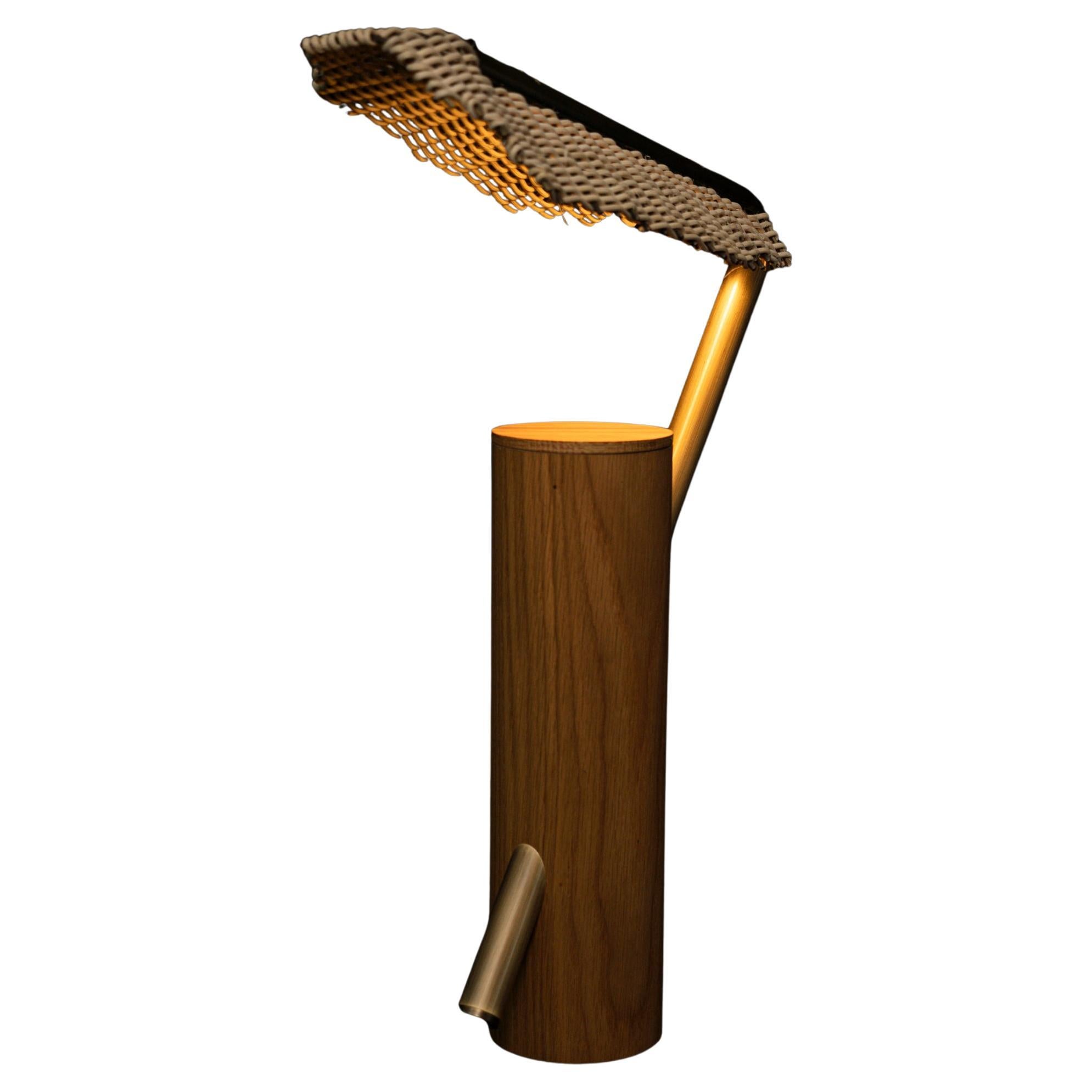La collezione Lukiwe onora la tranquilla bellezza dei materiali naturali. Oak caldo, canna intrecciata e ottone massiccio si uniscono in un'armonia scultorea; ogni elemento è stato scelto per la sua texture unica, il suo tono e il suo fascino senza