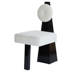 Chaise Lula, chaise en bois boucl ivoire et laqué noir de Christian Siriano