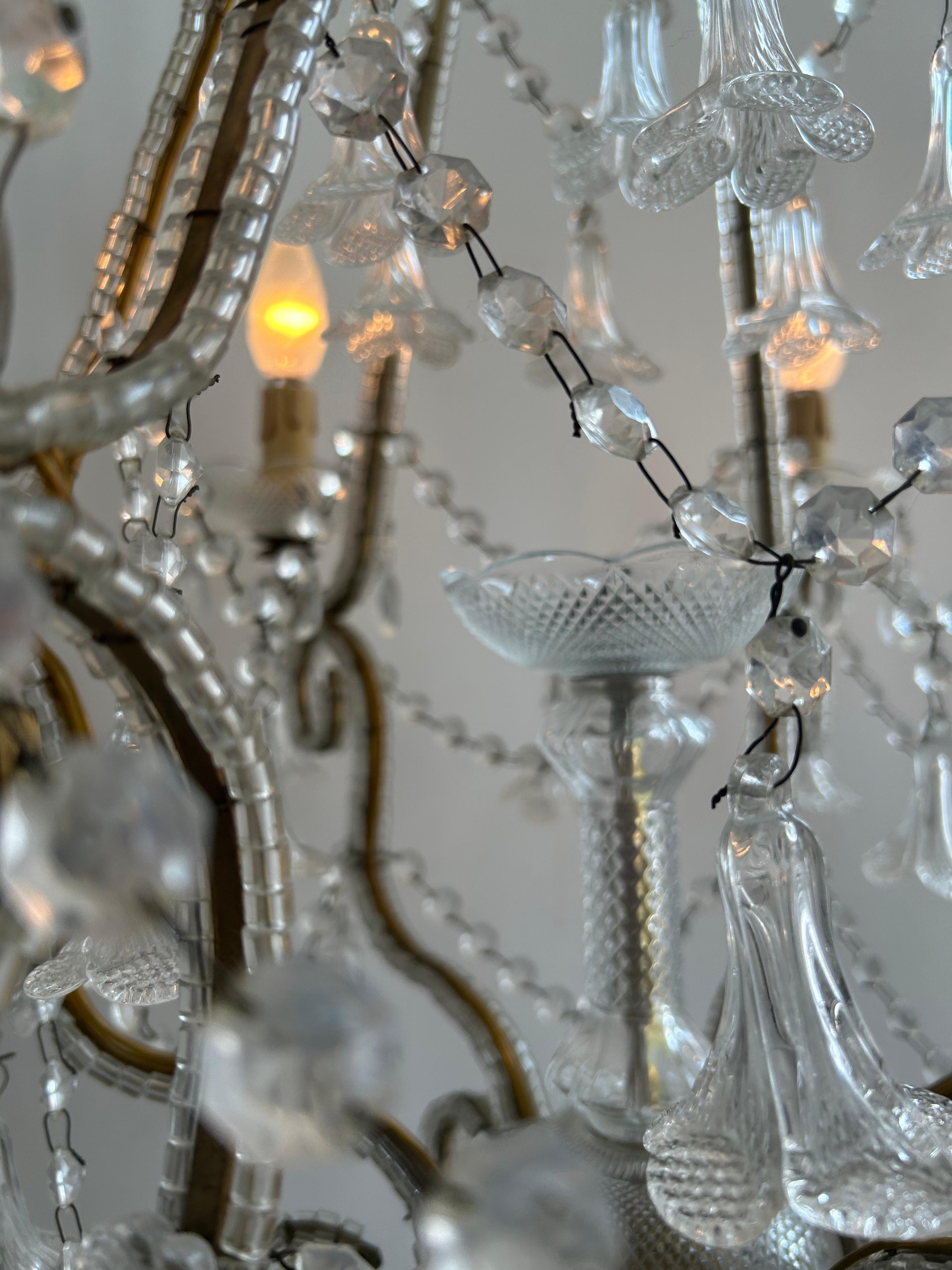 Lullaby in the Mist, Magnificent Pair of Murano Glass Chandeliers, 1950's en vente 10