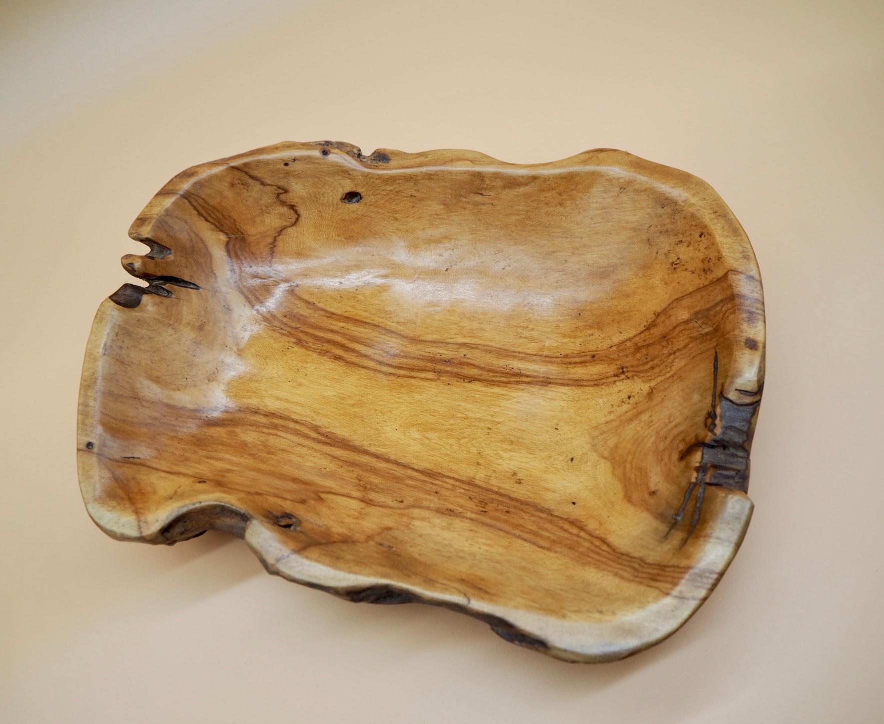 Vide Poche by Lulli : A vide poche in ebony wood.

Measures: 32 cm x 25 cm x 8 cm
12.6