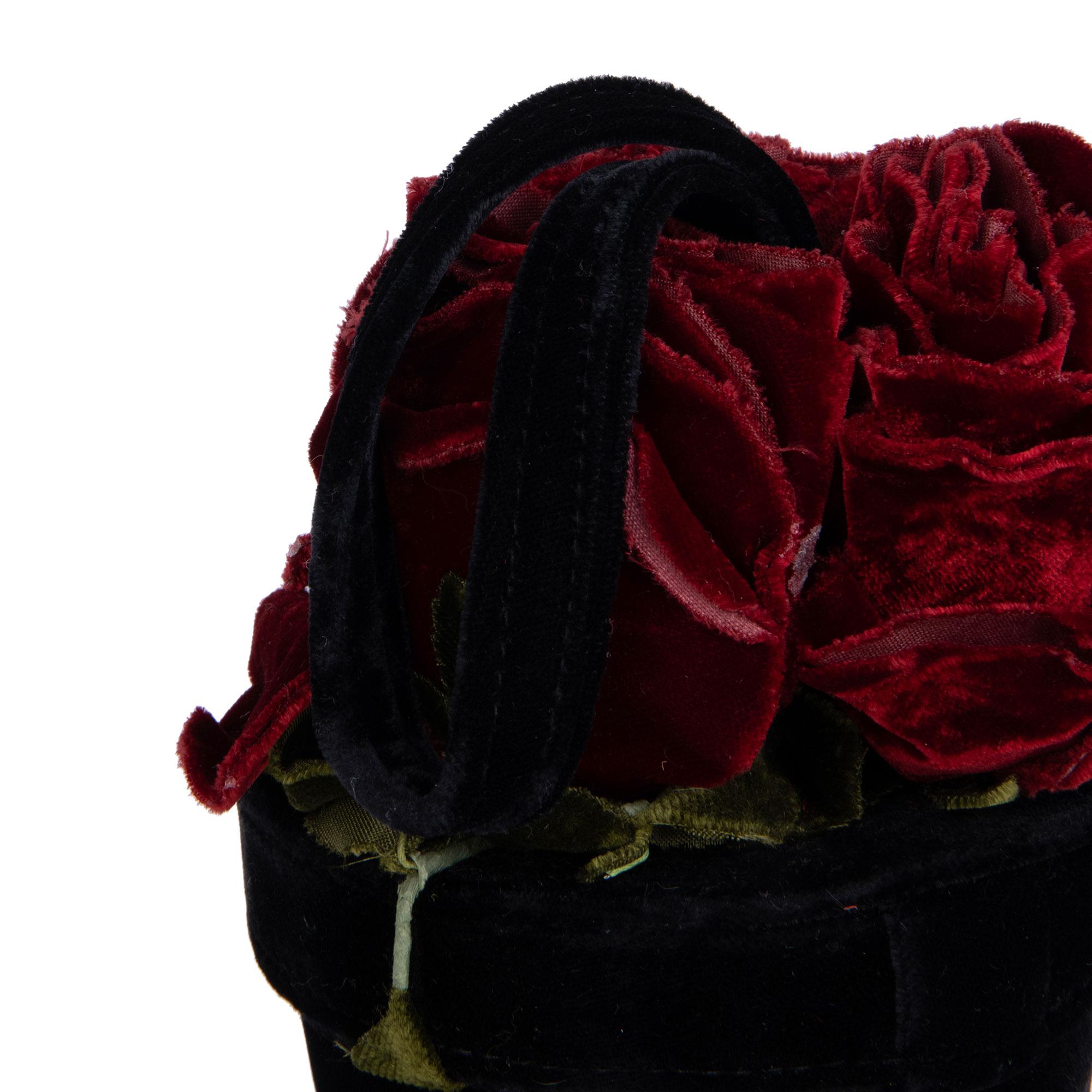 LULU GUINNESS
Black, Red & Green Velvet Vintage Florist Pot Bag

Xupes Reference: WAHF-HB011
Age (Circa): 1990
Authenticity Details: (Made in England)
Gender: Ladies
Type: Top Handle

Colour: Black, Red, Green
Material(s): Velvet
Interior: Black