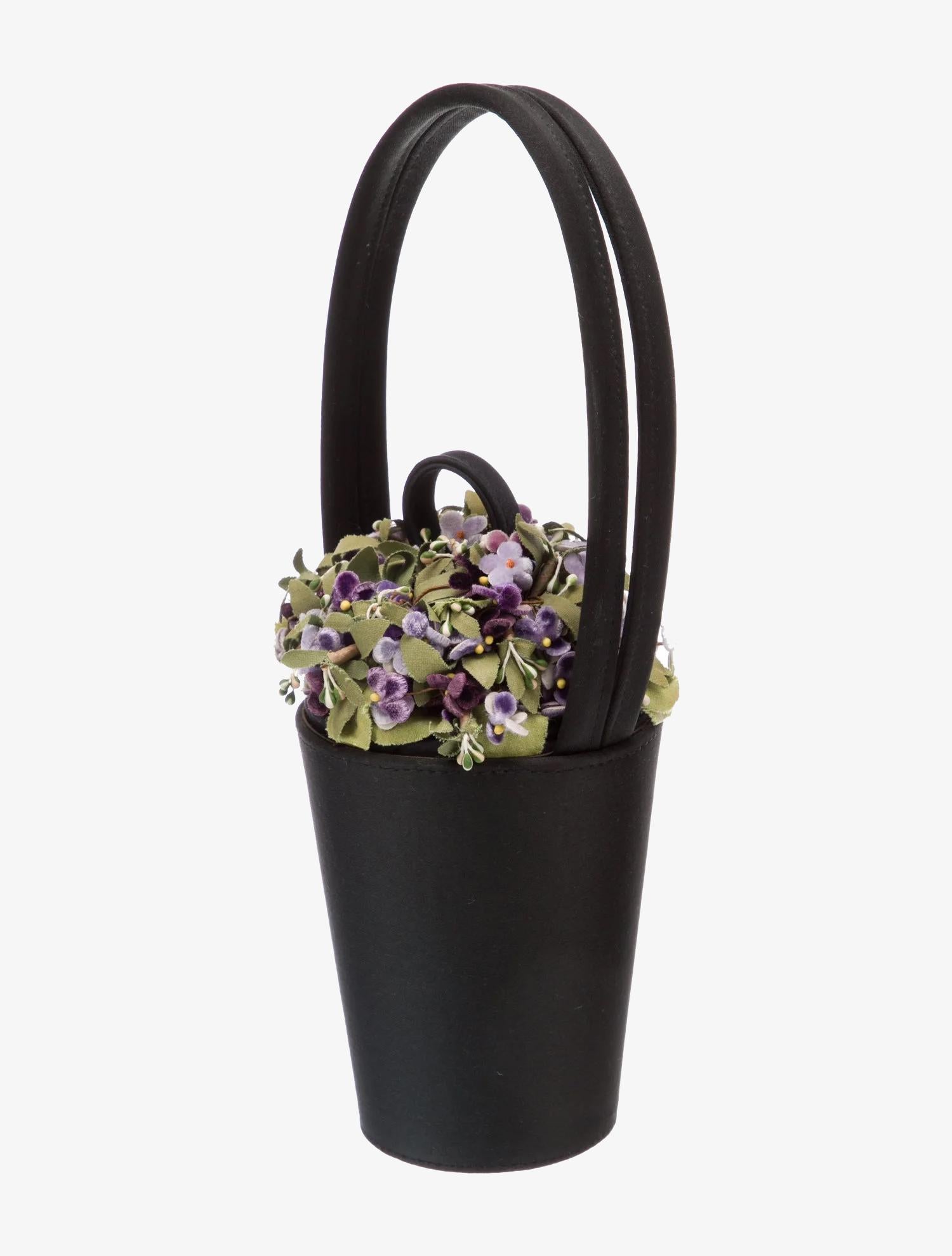 Sac seau en satin noir de Lulu Guinness

Poignées roulées, doublure en satin

Fermeture à glissière sur le dessus

Hauteur de la poignée : 6″ / 15 cm
Hauteur : 4.5″ / 11,5 cm
Largeur : 3.5″ / 9 cm
Profondeur : 2.5″ / 6,3 cm

Condit -