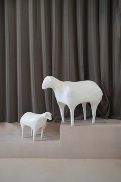 LULU & JUNIOR : Paire de moutons en résine (pour l'intérieur et l'extérieur) par Catherine Blanc, 2024