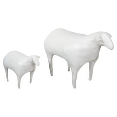 LULU & JUNIOR : Paire de moutons en résine (pour l'intérieur et l'extérieur) par Catherine Blanc, 2024
