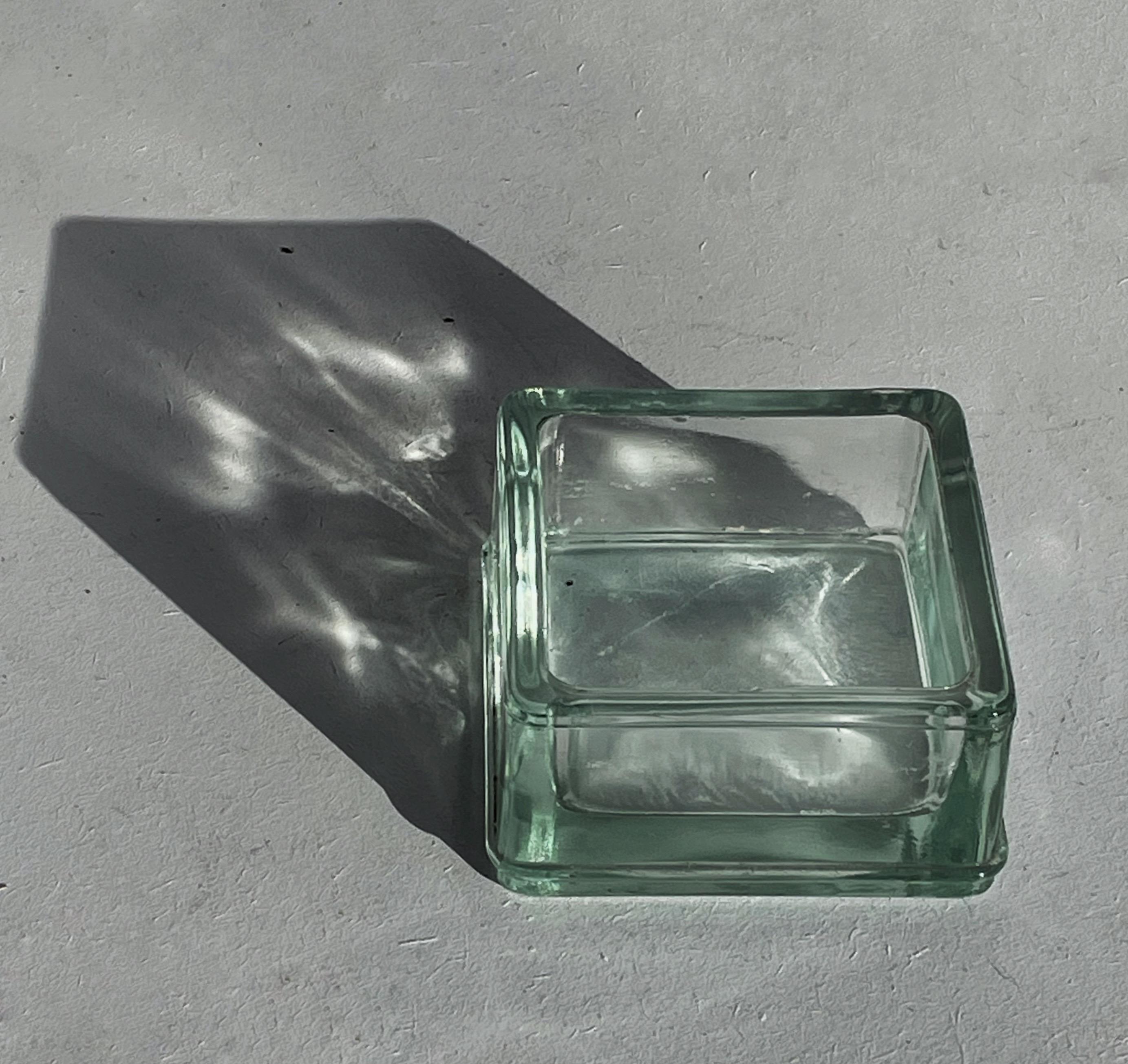 Elegant Lumax ashtray designed by Le Corbusier and Charlotte Perriand, manufactured in France around 1970.
Crafted in glass, this piece embodies the purity and functionality of modernist design from the 1920s and 1930s, hallmarks of both designers’