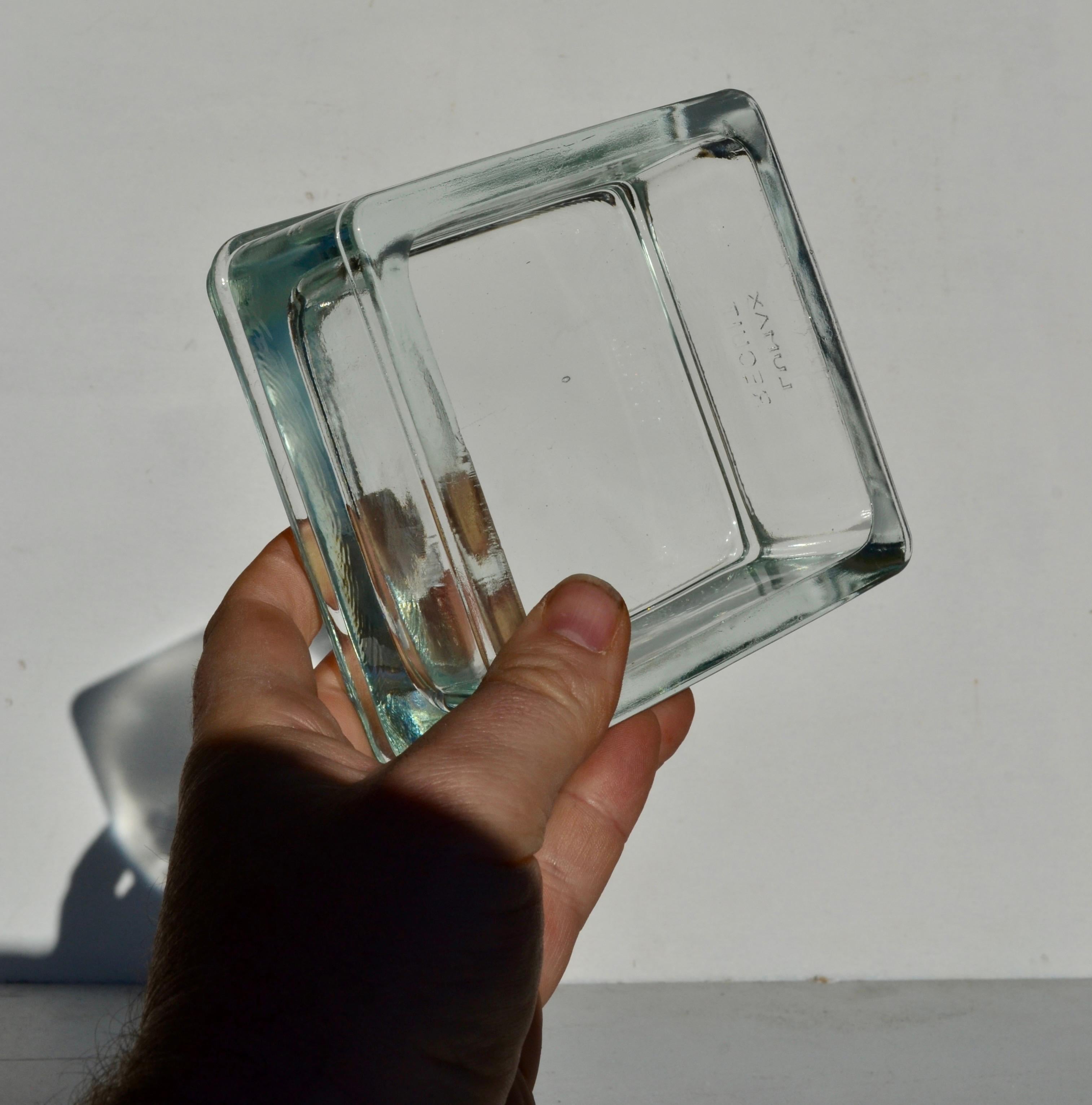 Elegant cendrier Lumax conçu par Le Corbusier et Charlotte Perriand, fabriqué en France vers 1970. Fabriquée en verre, cette pièce incarne la pureté et la fonctionnalité du design moderniste des années 1920 et 1930, caractéristiques de la vision