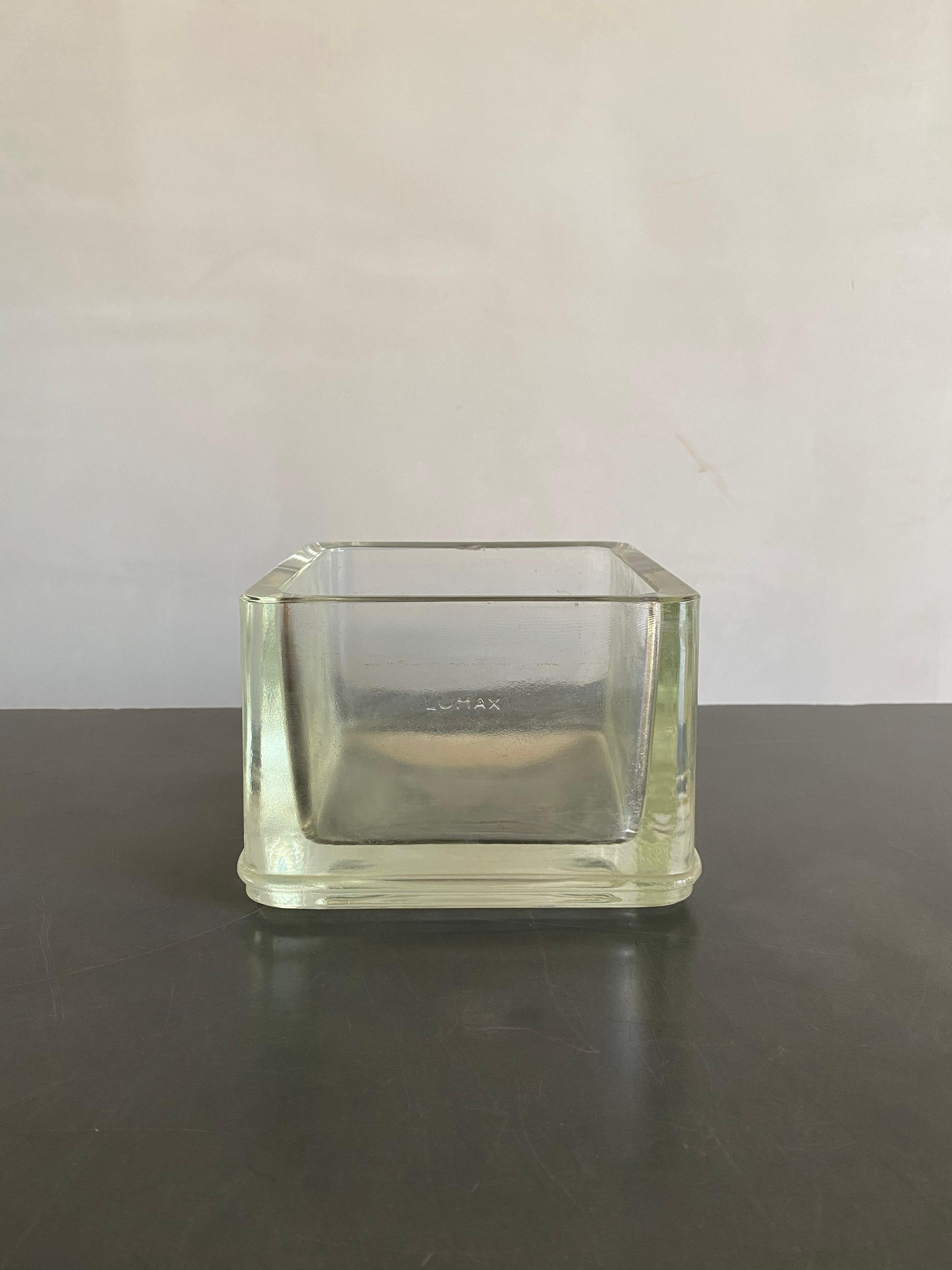 Un grand vide-poche Lumax en verre moulé conçu par Le Corbusier. Signé 'LUMAX'.

Usure conforme à l'âge et à l'utilisation.
