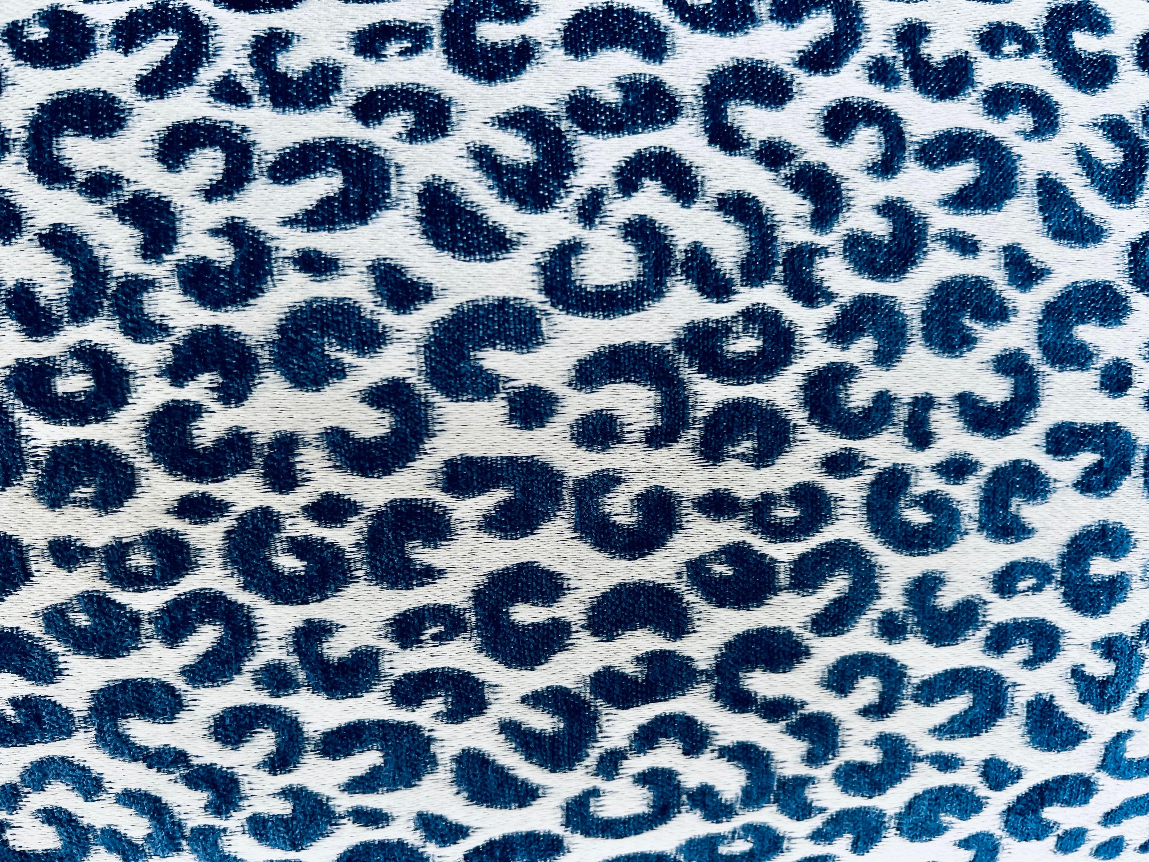Cuscino lombare singolo oblungo in una moderna versione blu e bianca di una stampa animalier.  Ci sono angoli plissettati e una cerniera cieca sul fondo.
Inserti in piuma e piumino.  Questi cuscini sono realizzati con cura da una mano