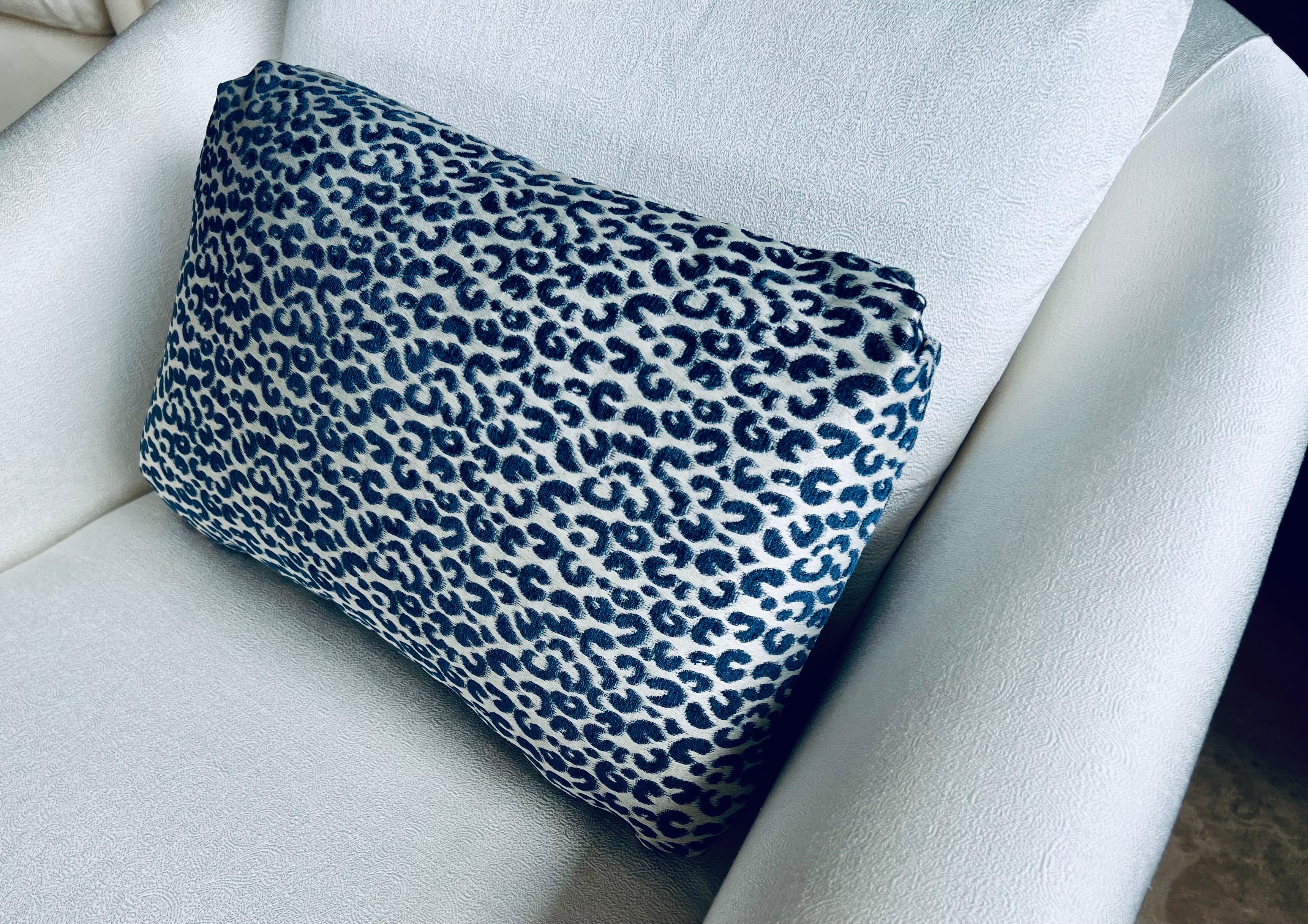 Moderno Cuscino lombare/cuscino a forma di oblò con stampa animale moderna blu/bianca in vendita