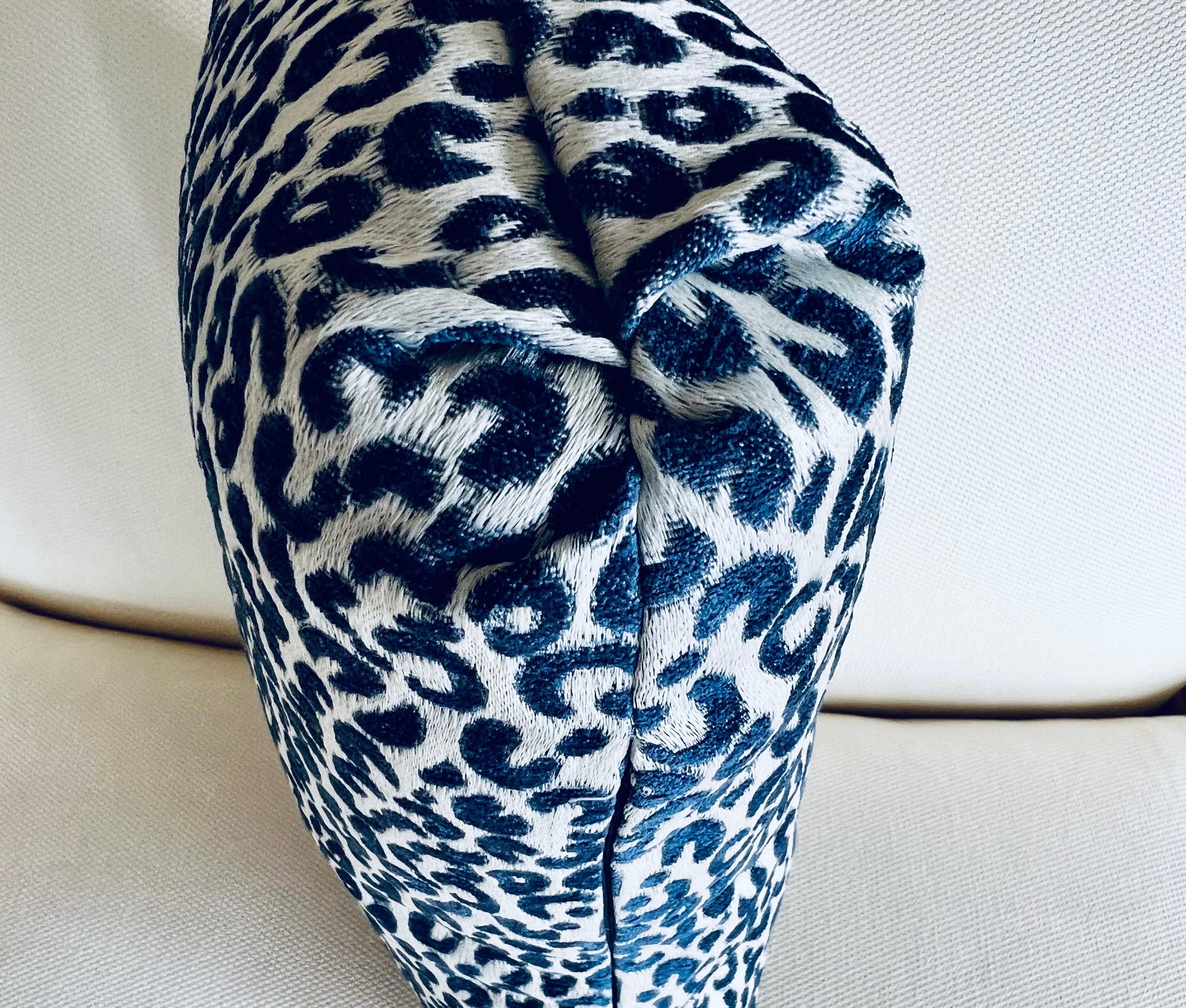 Americano Cuscino lombare/cuscino a forma di oblò con stampa animale moderna blu/bianca in vendita