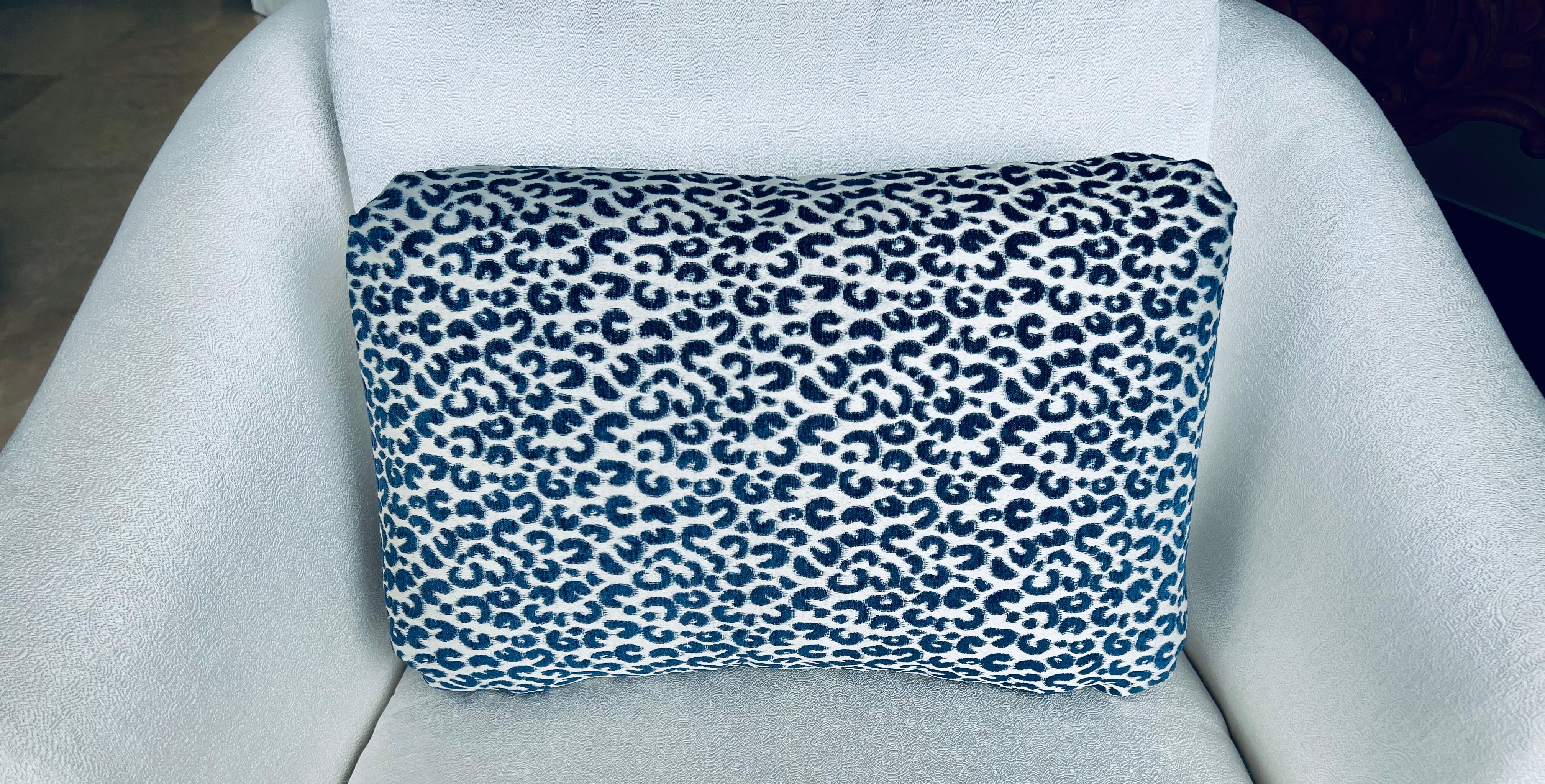 Fatto a mano Cuscino lombare/cuscino a forma di oblò con stampa animale moderna blu/bianca in vendita