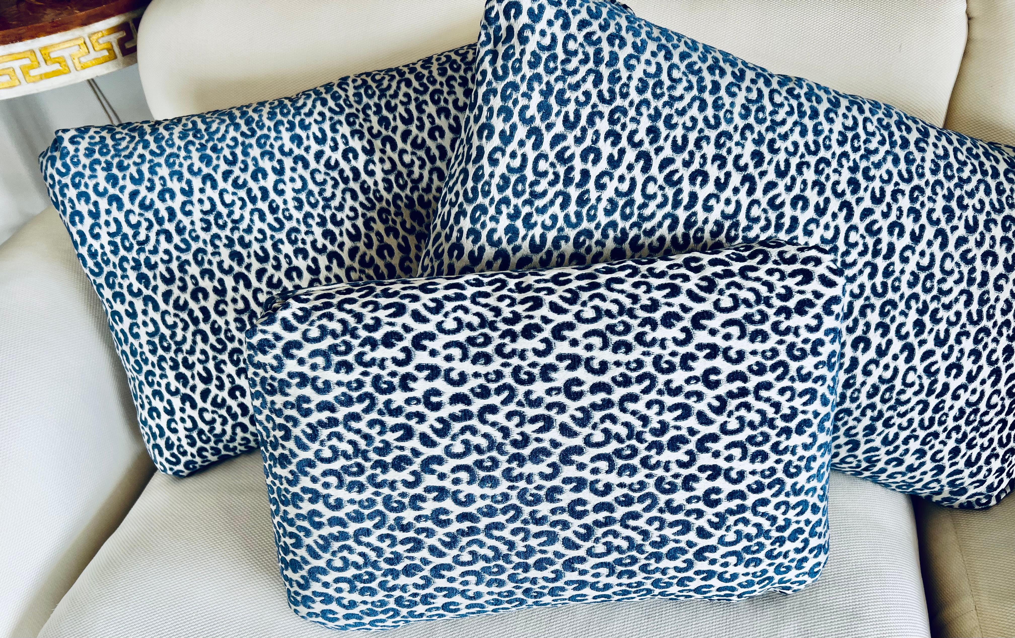 Cuscino lombare/cuscino a forma di oblò con stampa animale moderna blu/bianca In condizioni Nuovo in vendita a West Palm Beach, FL